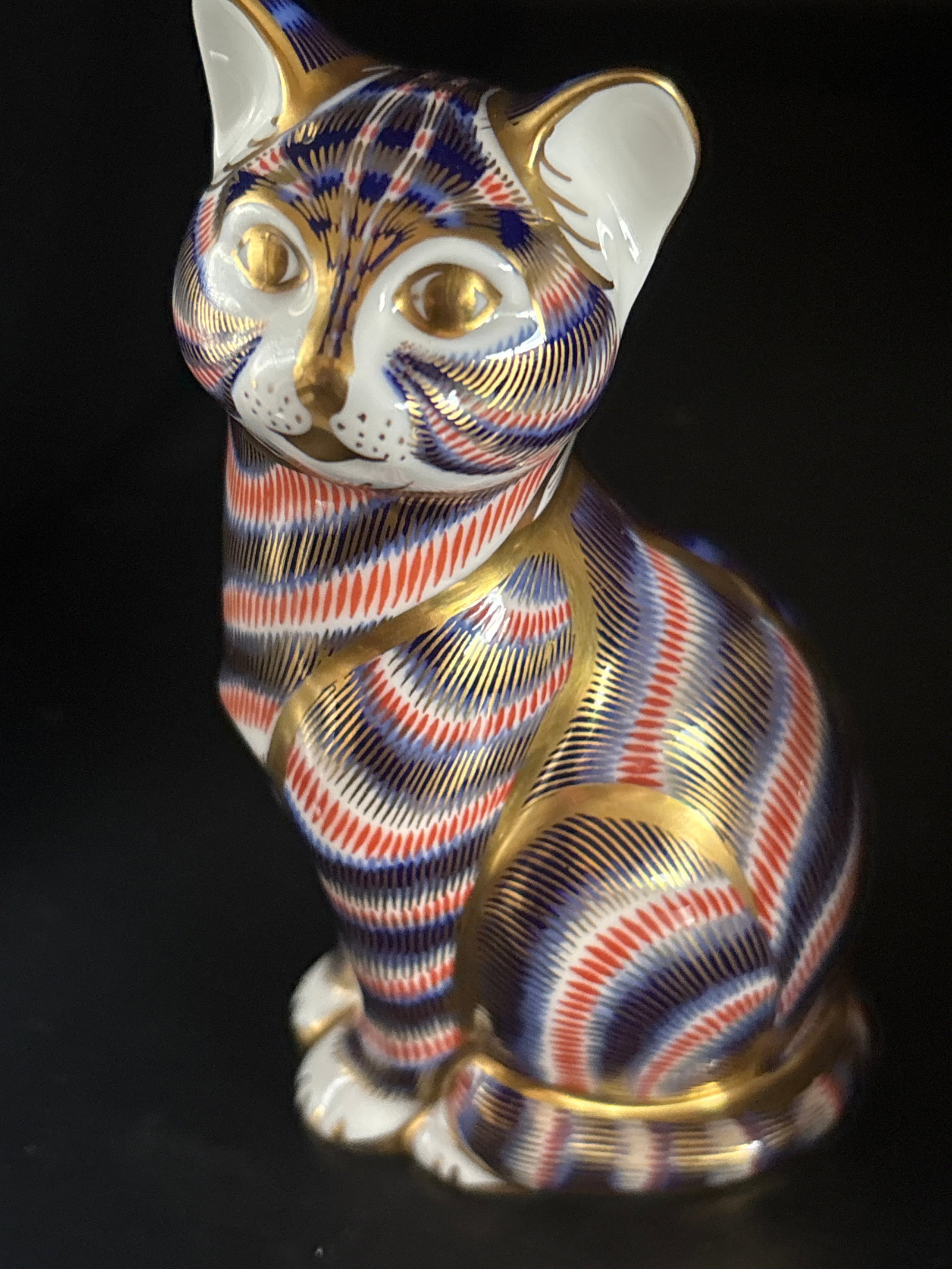 Royal Crown Derby Imari Cat 5.5 inches Paperweight statue: Good stopper. No box.Royal Crown Derby Imari Cat paperweight made of fine bone china.Design: It features a traditional Imari pattern hand-painted with cobalt blue, iron red, and 22-carat gold