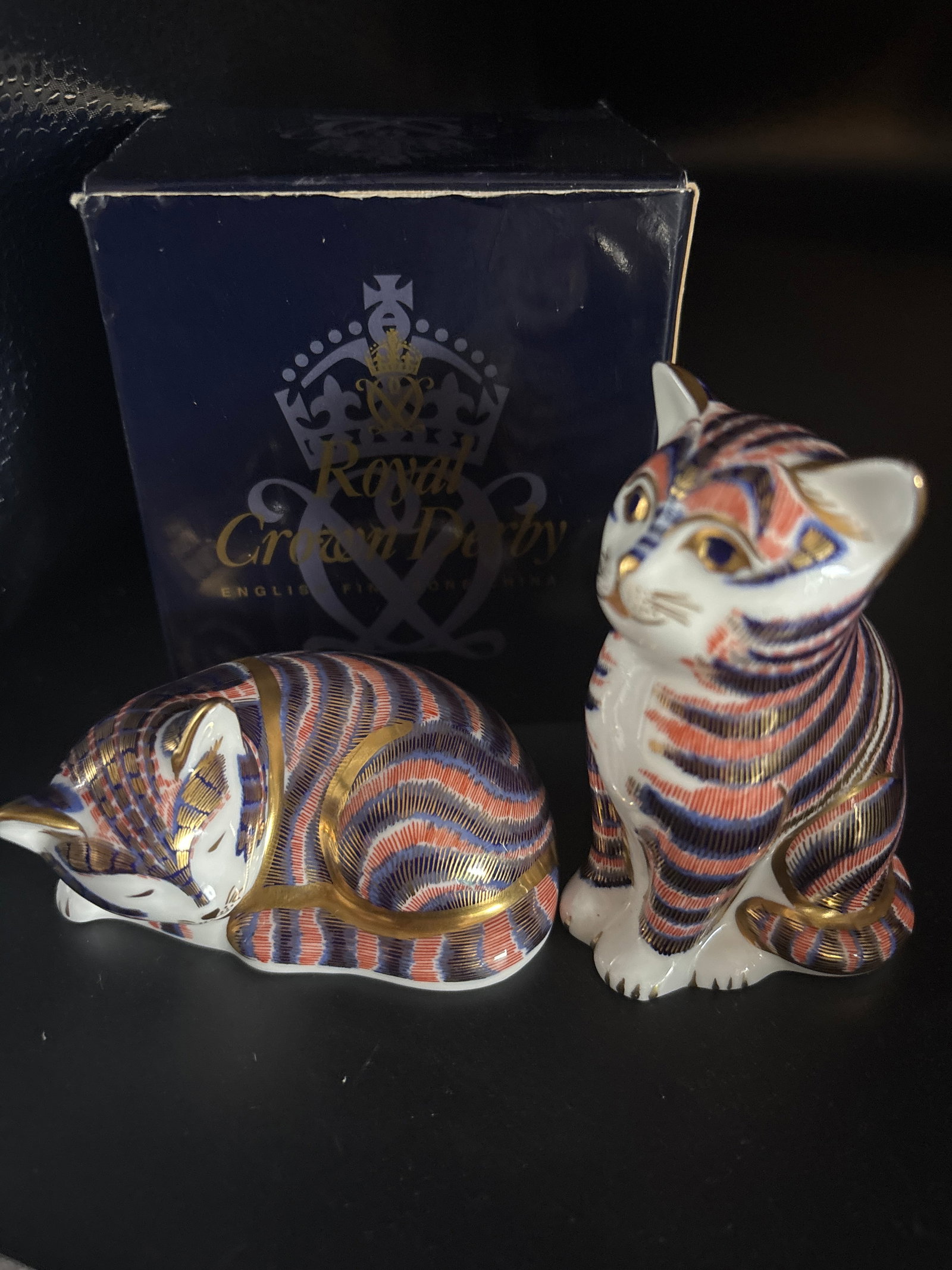 Royal Crown Derby Imari kitten & sleeping kitten 3inches Paperweight statues: 1 Gold stopper. One box.Royal Crown Derby Imari kitten & sleeping paperweight made of fine bone china.Design: It features a traditional Imari pattern hand-painted with cobalt blue, iron red, and