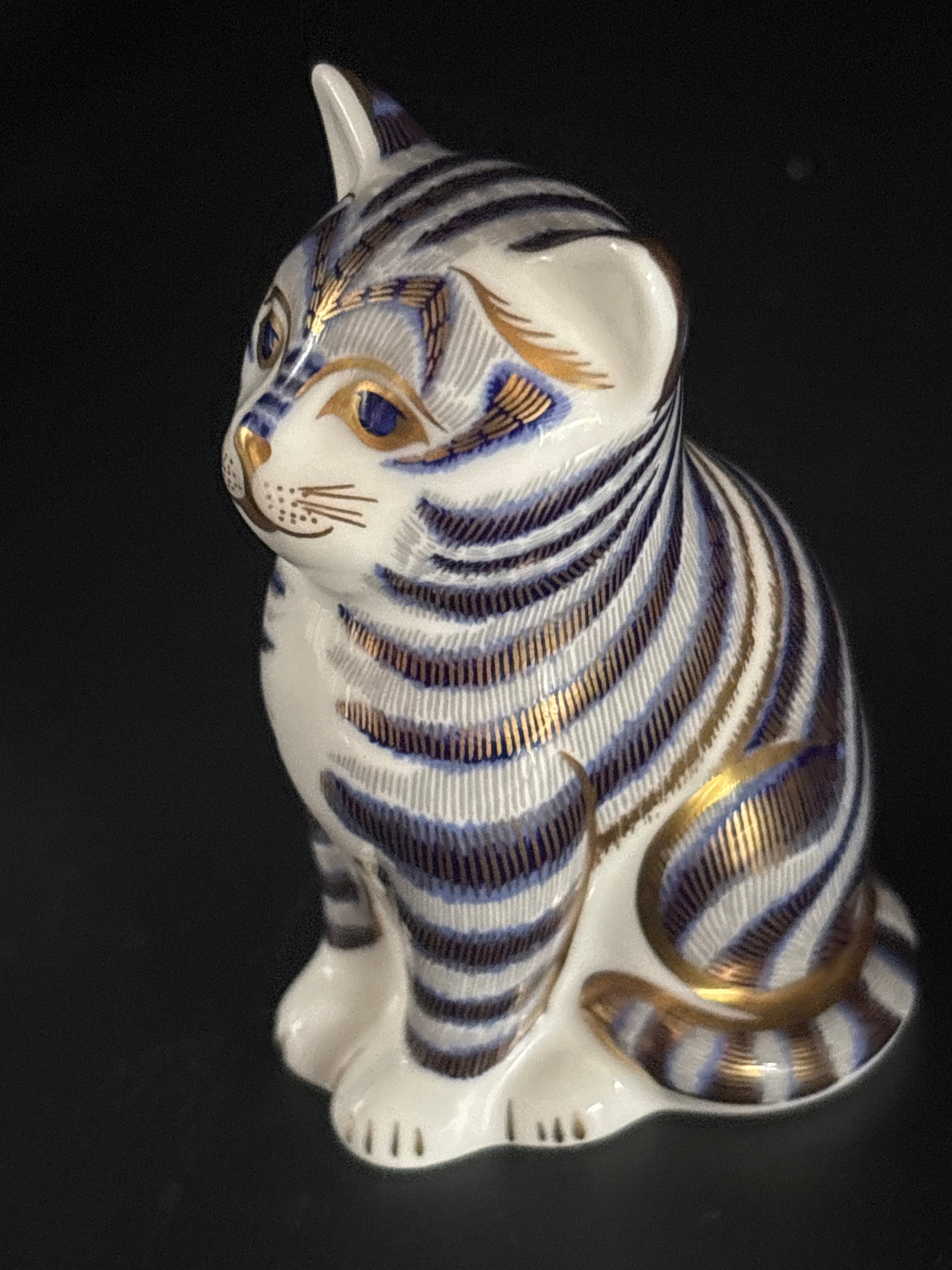 Royal Crown Derby Imari grey tabby kitten 3inches Paperweight statues: Sikver stopper. no box.Royal Crown Derby Imari grey tabby kitten paperweight made of fine bone china.Design: It features a traditional Imari pattern hand-painted with cobalt blue, iron red, and