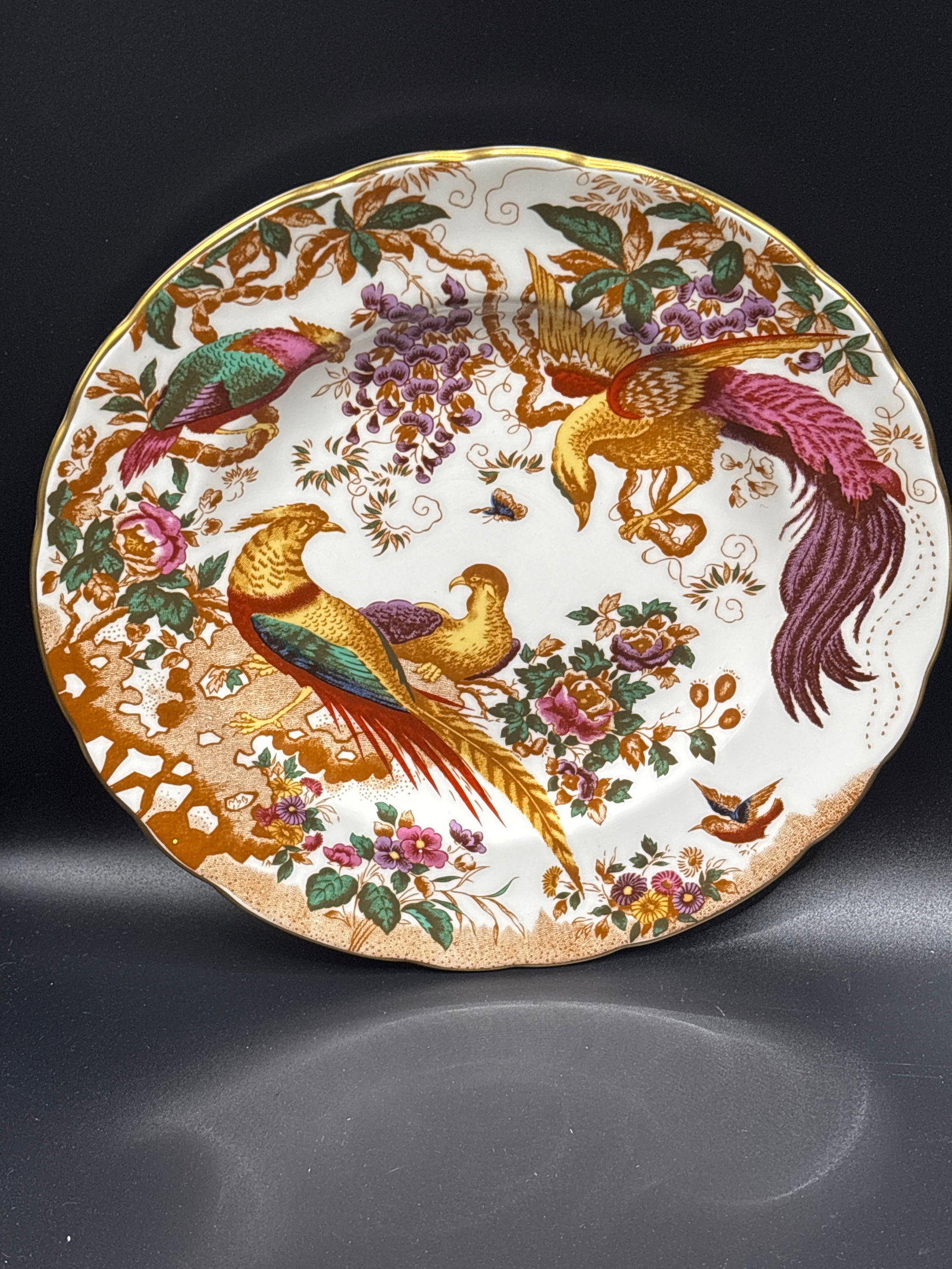 Royal Crown Derby Royal Olde Avesbury collection 8&1/2 inch plate: Royal Crown Derby "Olde Avesbury" pattern, which is known for its detailed, multi-colored birds of paradise and peacocks. This specific item is 8&1/2 inch plate.Key DetailsManufacturer: Royal Crown