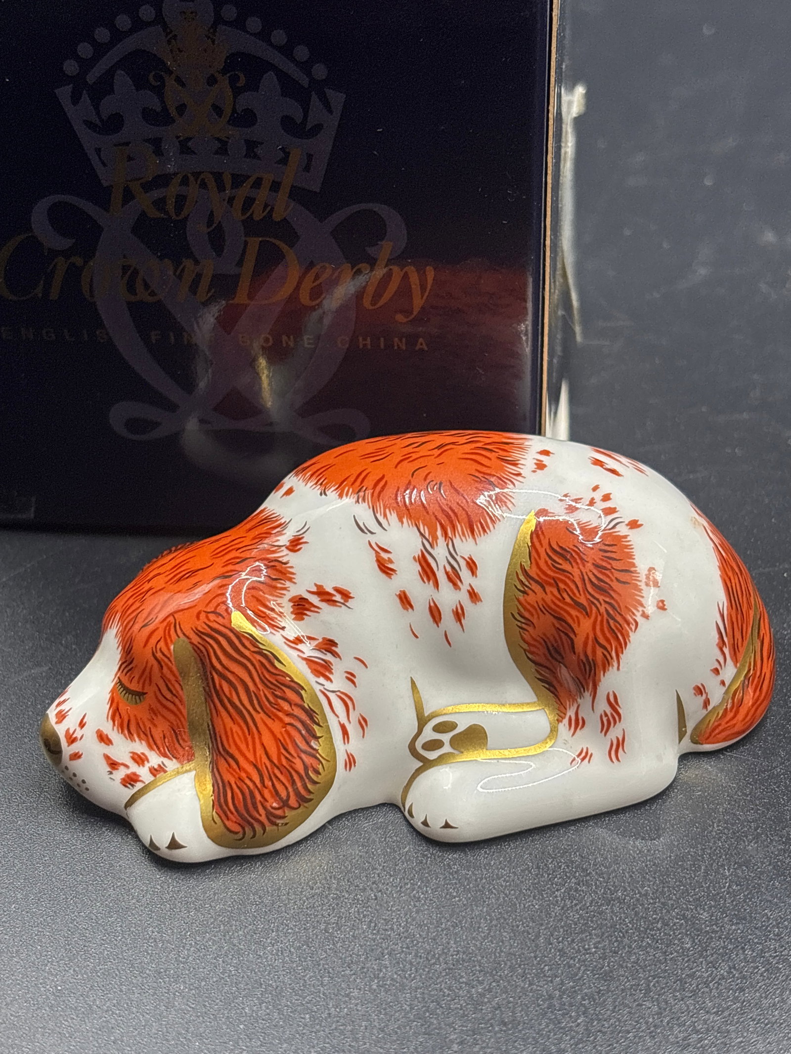 2000 Collectors Guild Royal Crown Derby ‘Puppy’ 3 inch paperweight: Gold stopper. Replacement box. Royal Crown Derby Imari Puppy paperweight, a collectible bone china figurine featuring the traditional red and gold Imari-style pattern.Key FeaturesDesigners: It was mod