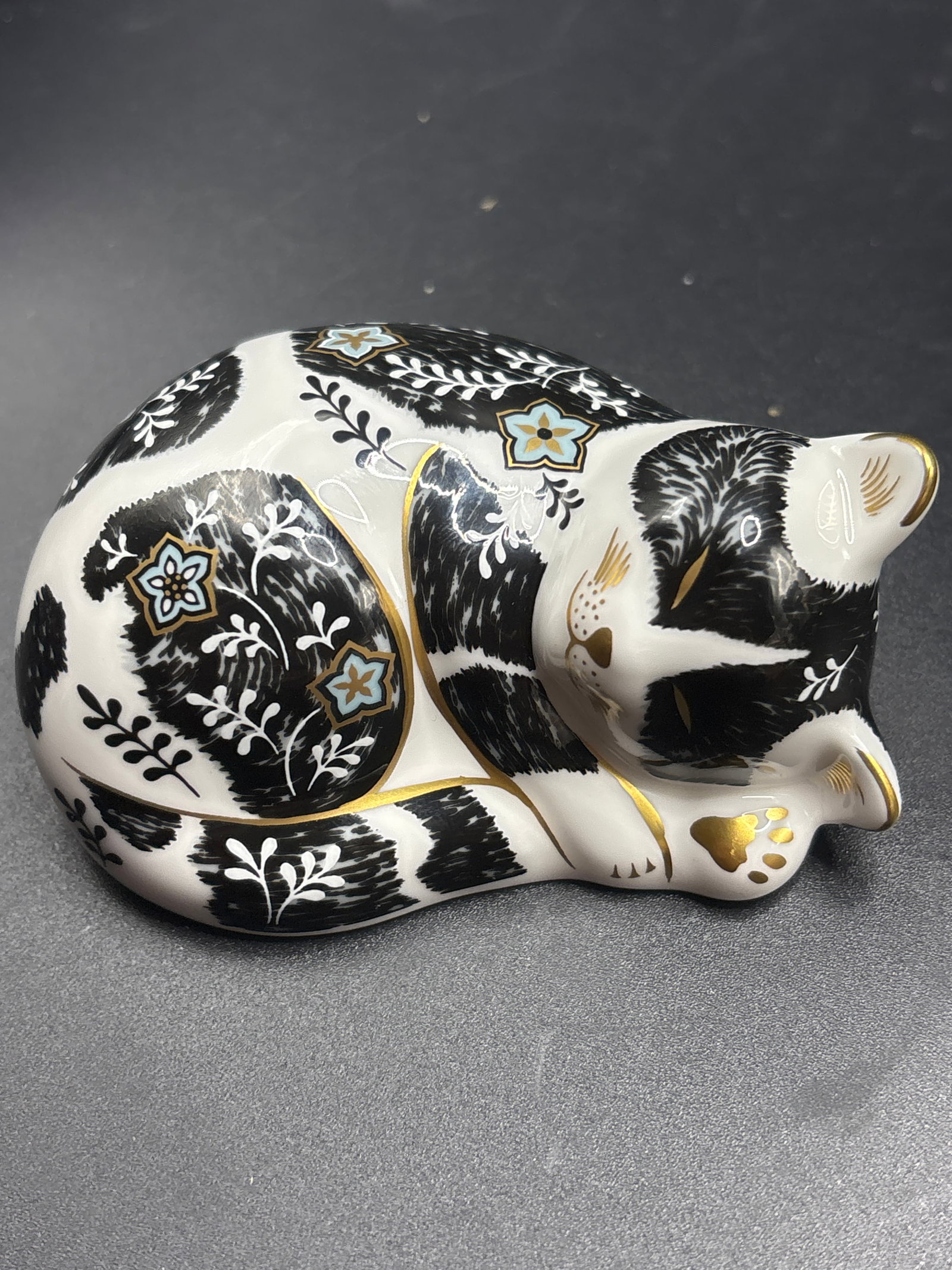 Collectors Guild Royal Crown Derby Misty kitten 3 inch paperweight: Gold stopper, no box.Royal Crown Derby porcelain paperweight known as "Misty" or "Misty the Kitten." It was created as an exclusive piece for members of the Royal Crown Derby Collectors Guild.Key