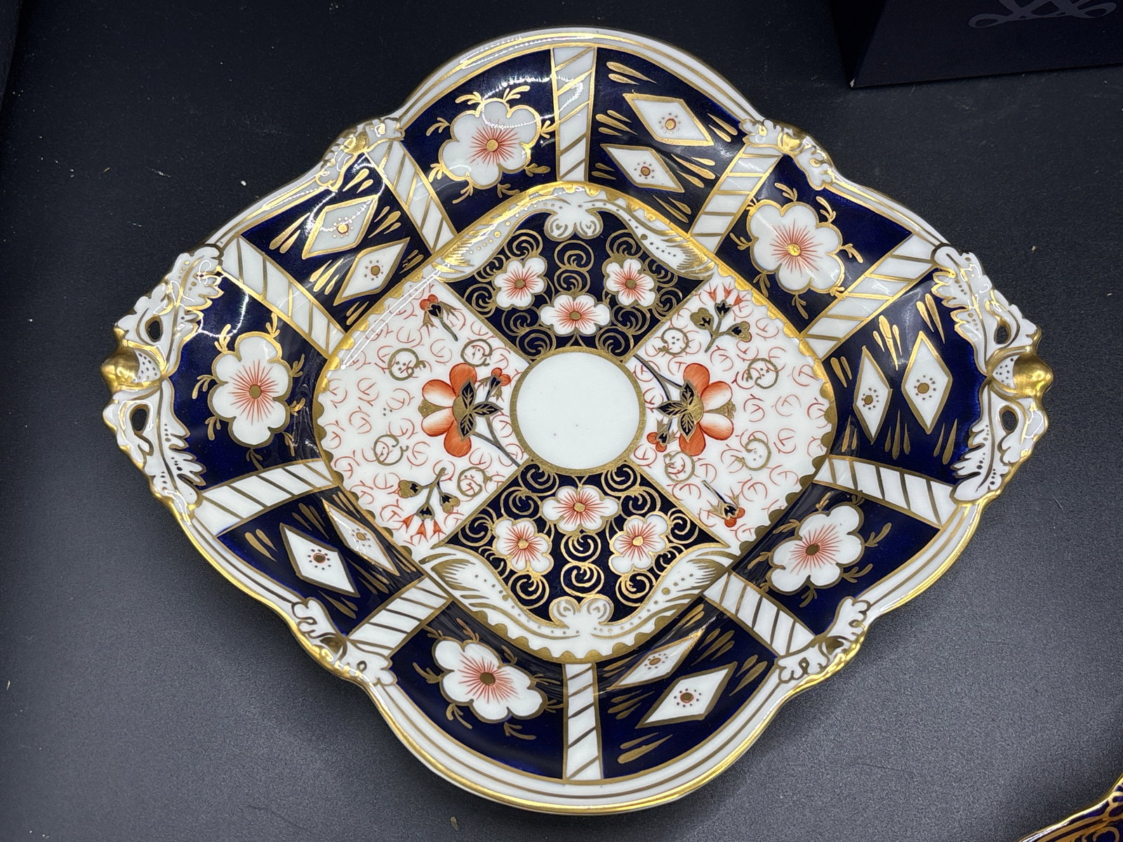 Nice vintage Royal Crown Derby Traditional Imari #2451 footed 8&3/4 inch serving dish (1 of 9)