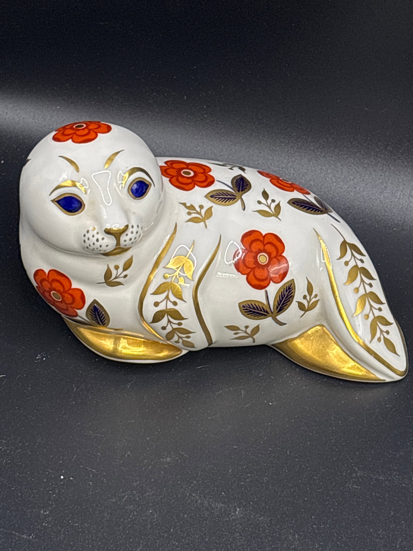 large 5 inch Royal Crown Derby Imari ‘Harbor Seal’ paperweight: Gold stopper, no box. Royal Crown Derby Harbor Seal paperweight, a fine bone china collectible from the United Kingdom. This specific model was produced between 1991 and 1997 and has since been discon