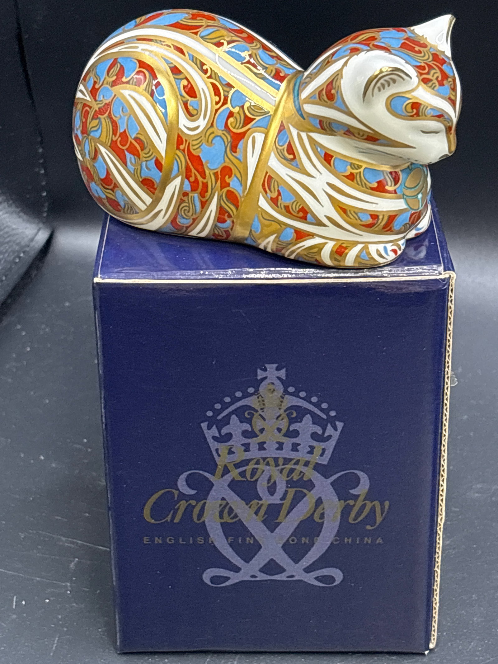 Imari ‘Contented Cat’ Royal Crown Derby bone china paperweight (1 of 7)