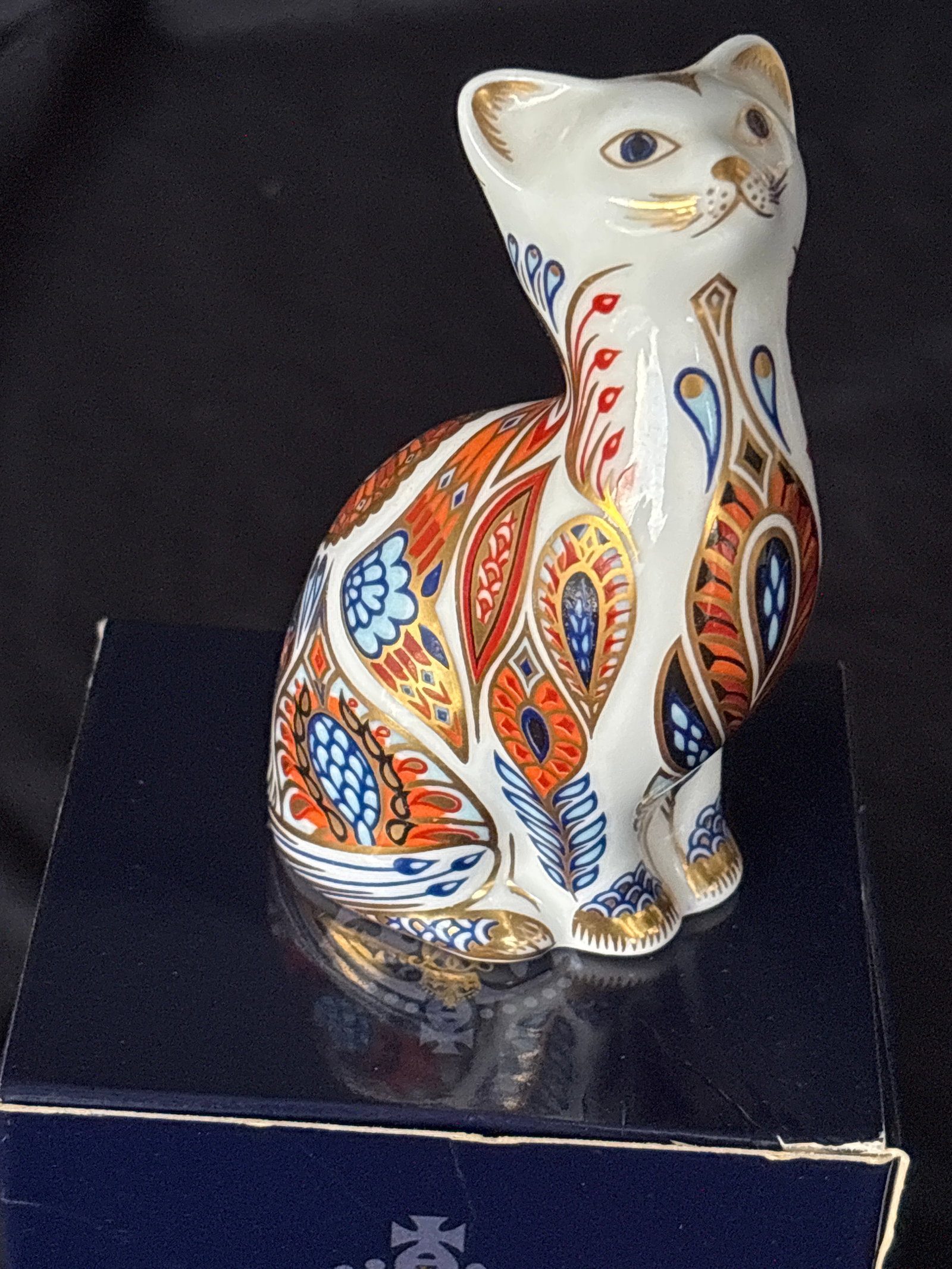 Royal Crown Derby Imari Siamese Kitten 3 inch paperweight: Gold stopper. With box. Royal Crown Derby Siamese Kitten Paperweight.Key CharacteristicsBrand: Crafted by the renowned English fine bone china manufacturer Royal Crown Derby.Design Pattern: Decorated 