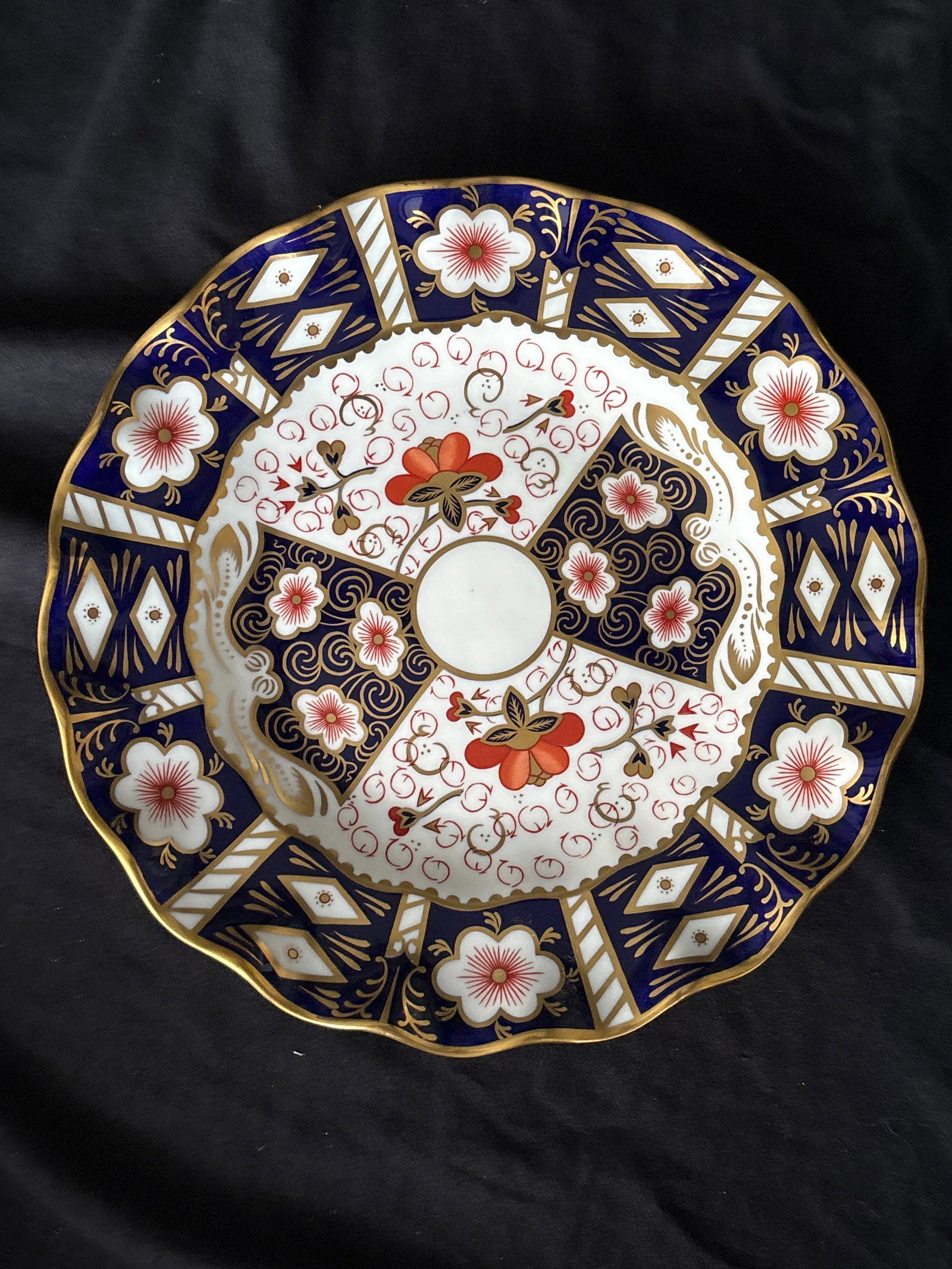 Wavy edge Royal Crown Derby traditional Imari #2451 pattern 8&1/2 inch (1 of 6)