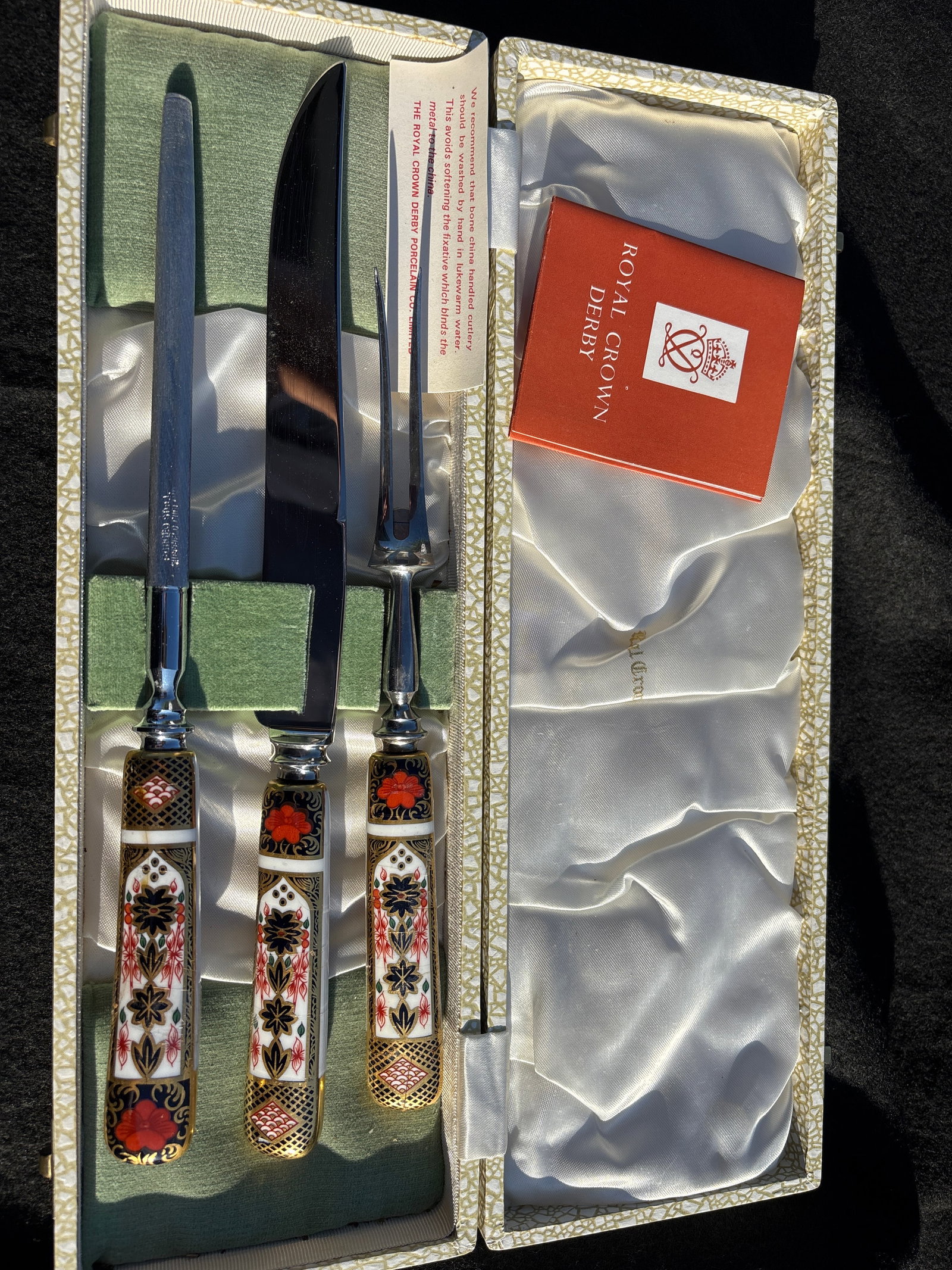 "Old Imari" vintage Royal Crown Derby 3-Piece Carving Set crafted in England: vintage Royal Crown Derby 3-Piece Carving Set crafted in England. It features the iconic, hand-painted Old Imari (Pattern #1128) bone china handles decorated with rust-red flowers, cobalt blue, and ha