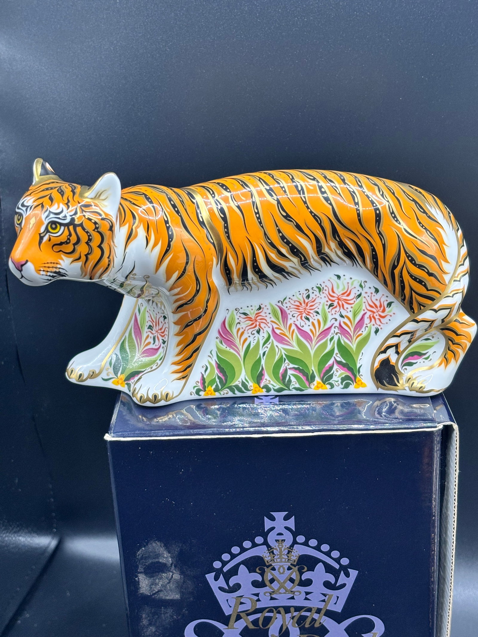 Large Rare Govier’s limited edition Royal Crown Derby Sumatran Tiger 7 inch paperweight: Royal Crown Derby Sumatran Tiger paperweight, a fine bone china collectible crafted in England. GoviersReleased in 2011, this specific piece was a signature edition limited to just 950 units worldwide
