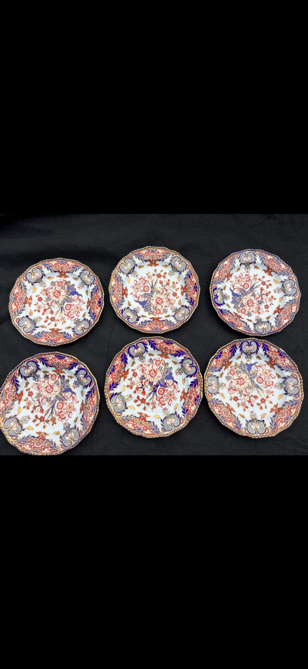 scallop edge Antique set of six Kings Imari (Pattern No. 383) Royal Crown Derby porcelain plates: Antique set of six Royal Crown Derby porcelain plates featuring the classic Kings Imari (Pattern No. 383). This elaborate "Imari" style, characterized by its cobalt blue, rust red, and heavy gold gild