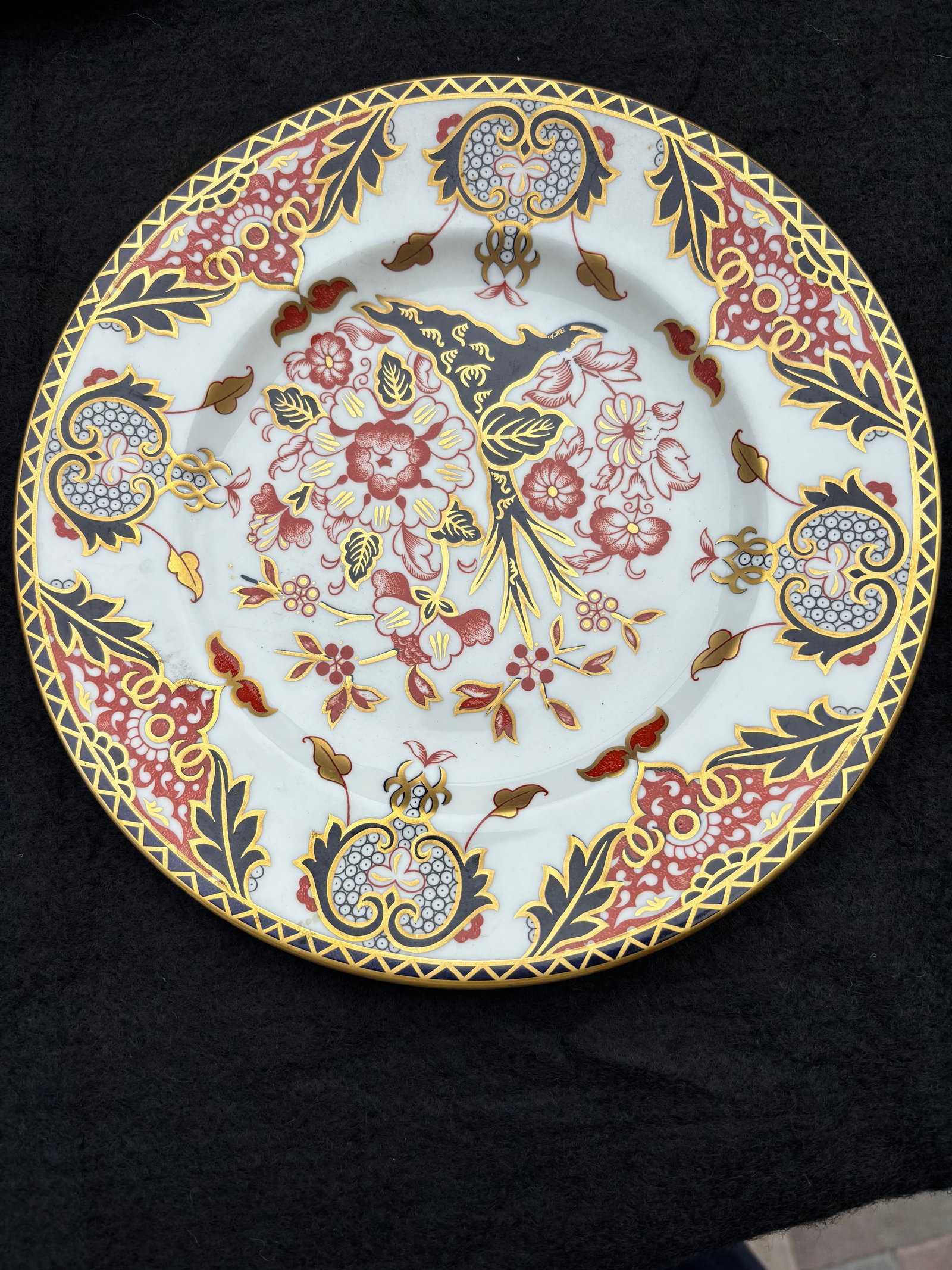 Vintage smooth edge Kings Imari (Pattern No. 383) Royal Crown Derby porcelain plates: Royal Crown Derby "Kings" pattern piece, a classic example of Imari-style bone china characterized by its intricate floral designs in cobalt blue, rust/iron red, and heavy gold gilding. Key DetailsMan