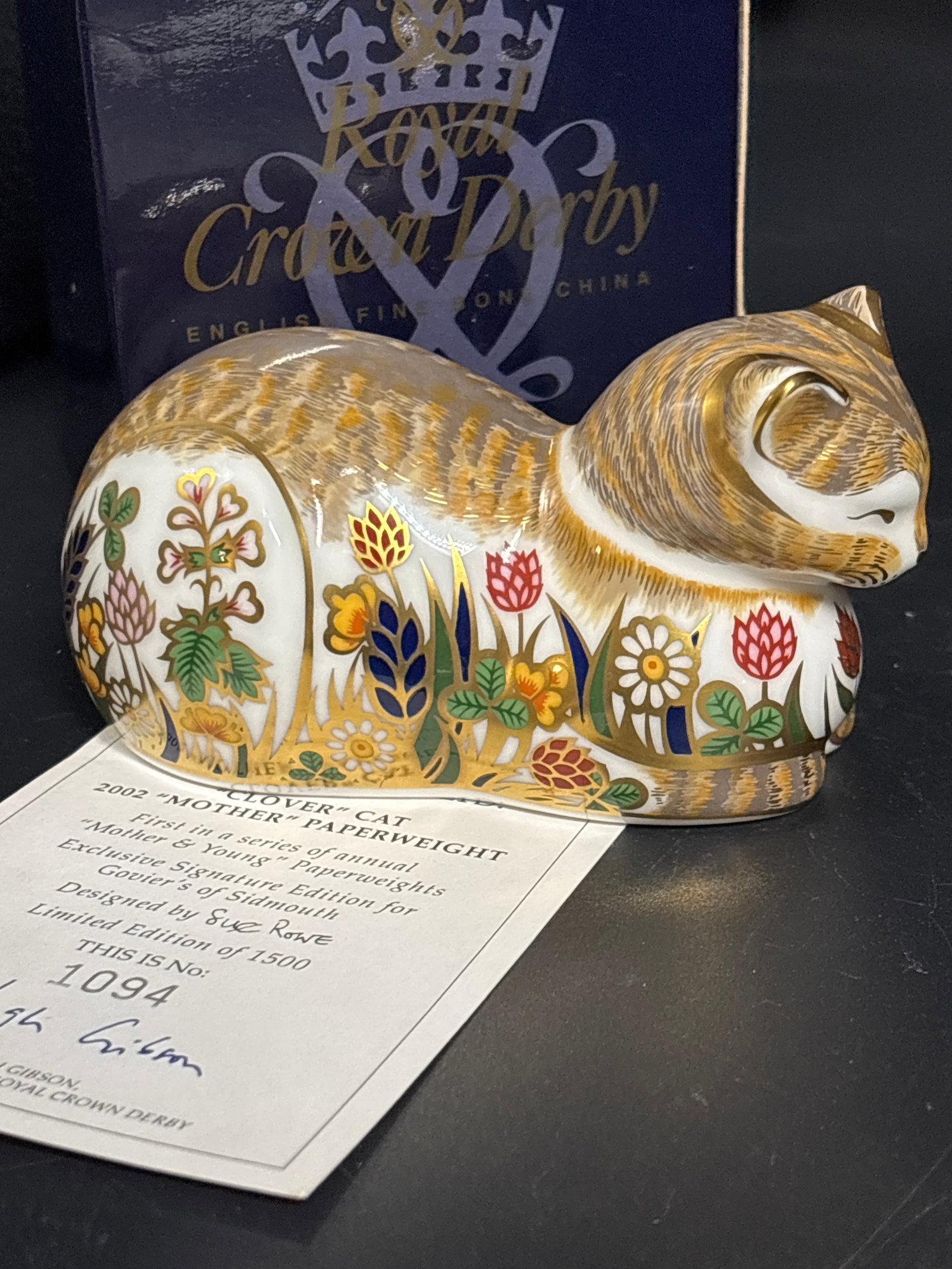 Signature edition Royal Crown Derby "Clover" Cat 4 inch paperweight: Gold stopper with box & COA. Signature edition Royal Crown Derby "Clover" Cat, a fine bone china paperweight. This piece is highly collectible for several reasons:Limited Edition: It is a signature ed