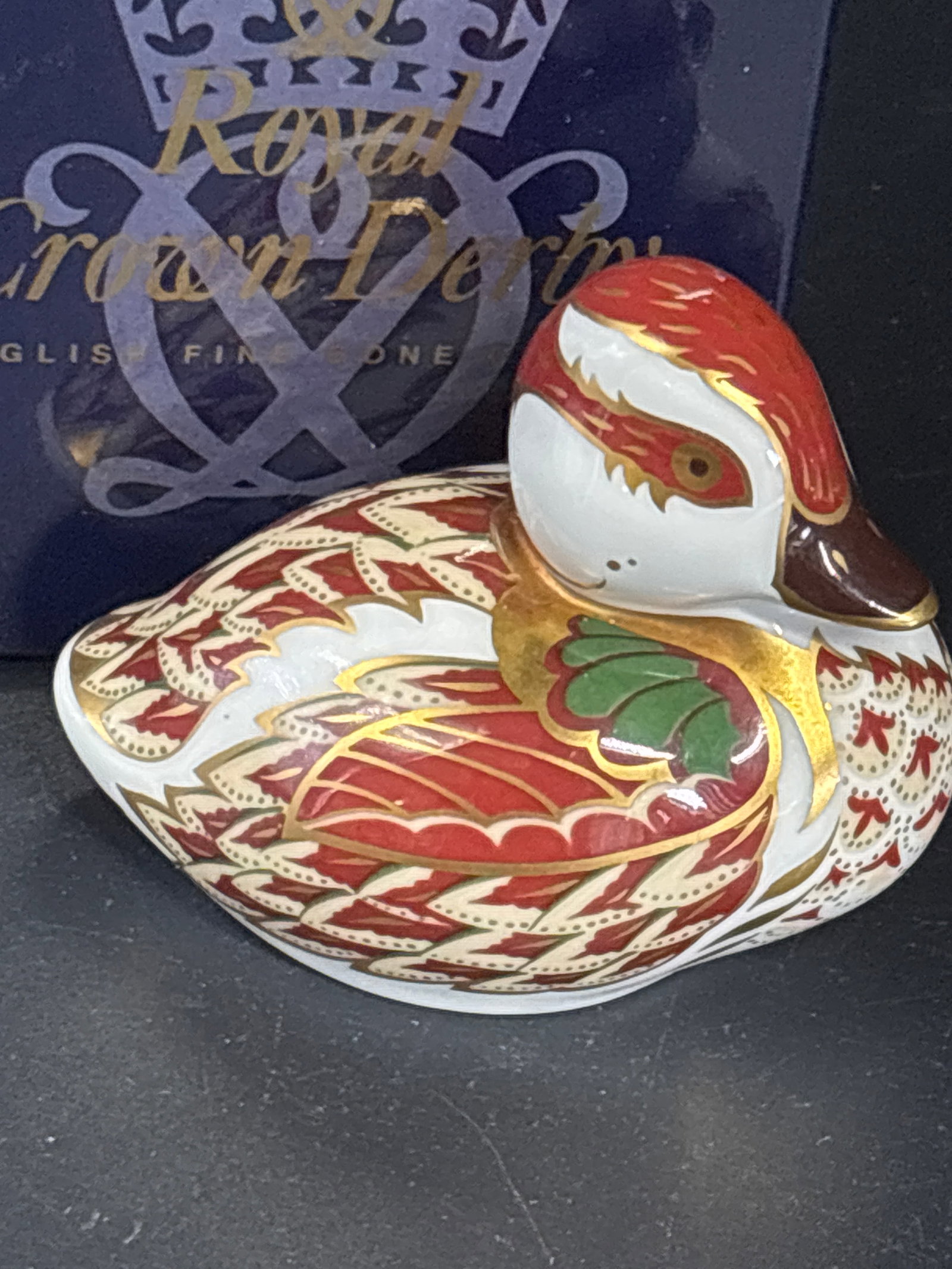 Exclusive‘Bakewell Duckling’ Royal Crown Derby Imari pattern duckling paperweight: Gold stopper with box. Royal Crown Derby Imari pattern duckling paperweight, featuring vibrant hand-painted details in red, white, green, and gold.Design and Materials: Crafted from fine bone china, t