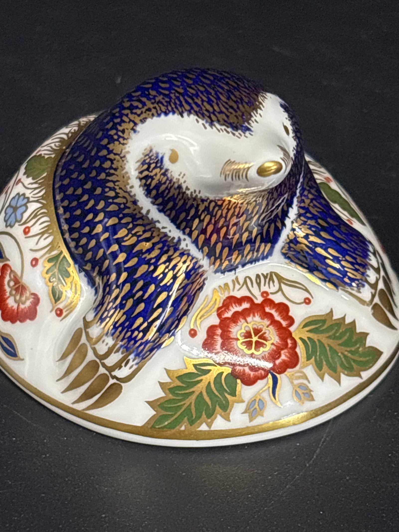Collectors Guild’ mole’ Royal Crown Derby Imari Piglet 3 inch Paperweight: Gold stopper no box, Royal Crown Derby Collectors Guild Mole paperweight.Design Details: It was modeled by Robert Jefferson and features Imari-style decoration designed by Sue Rowe.Production: This pi