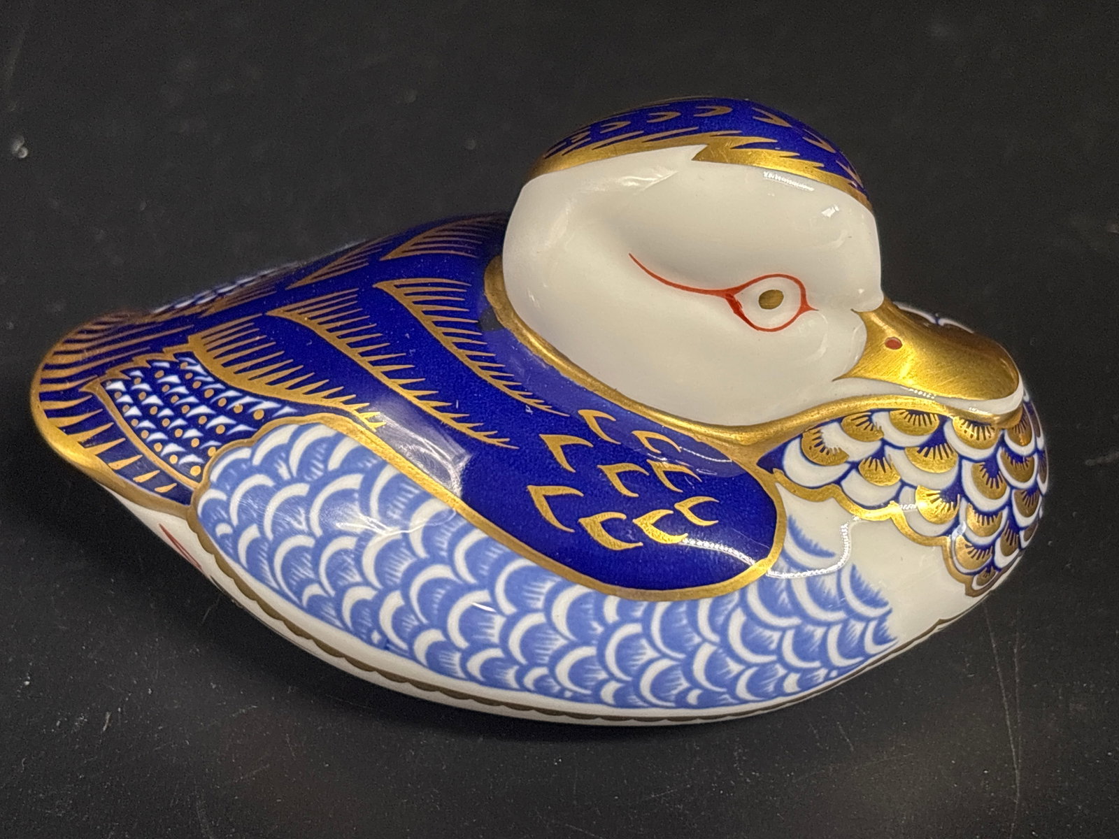 Duck Royal Crown Derby Imari bone china 4 inch paperweight: Gold stopper, no box. vintage Royal Crown Derby Imari Porcelain Duck Paperweight.Item DetailsManufacturer: Manufactured by Royal Crown Derby in England, a brand highly renowned for fine bone china lux