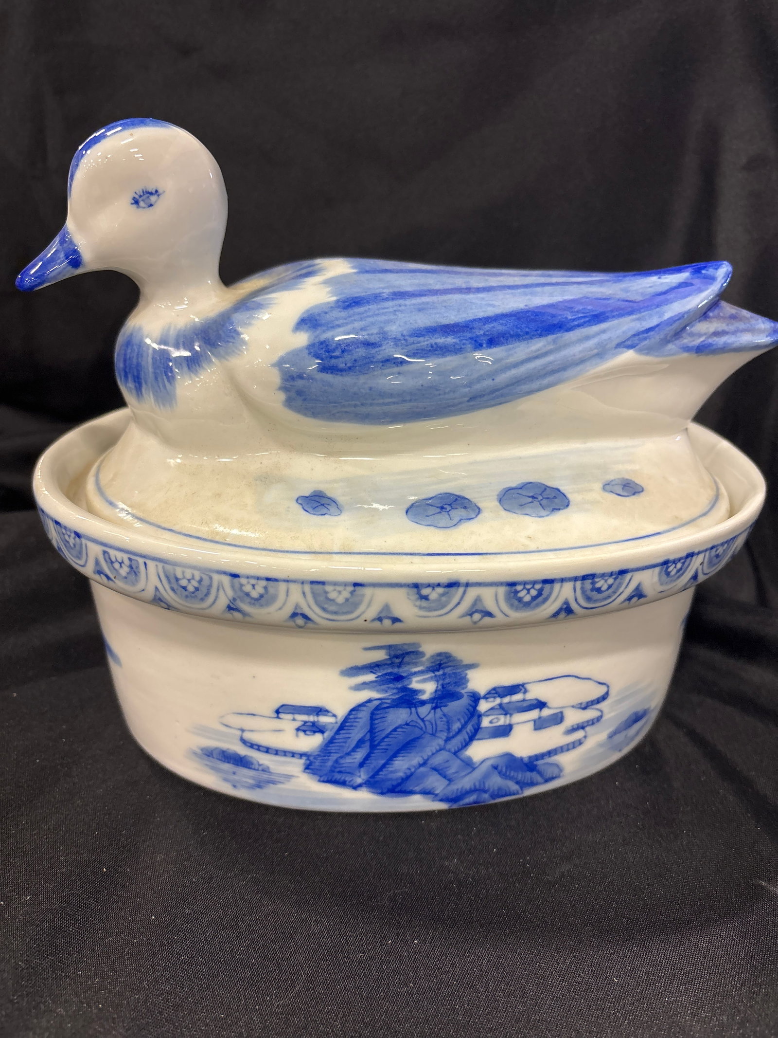 vintage Chinese blue and white ceramic lidded tureen shaped like a duck: vintage Chinese blue and white ceramic lidded tureen shaped like a duck. Design: Features a hand-painted blue floral and landscape pattern on a white glazed body, with a duck-shaped lid. Dimensions: A