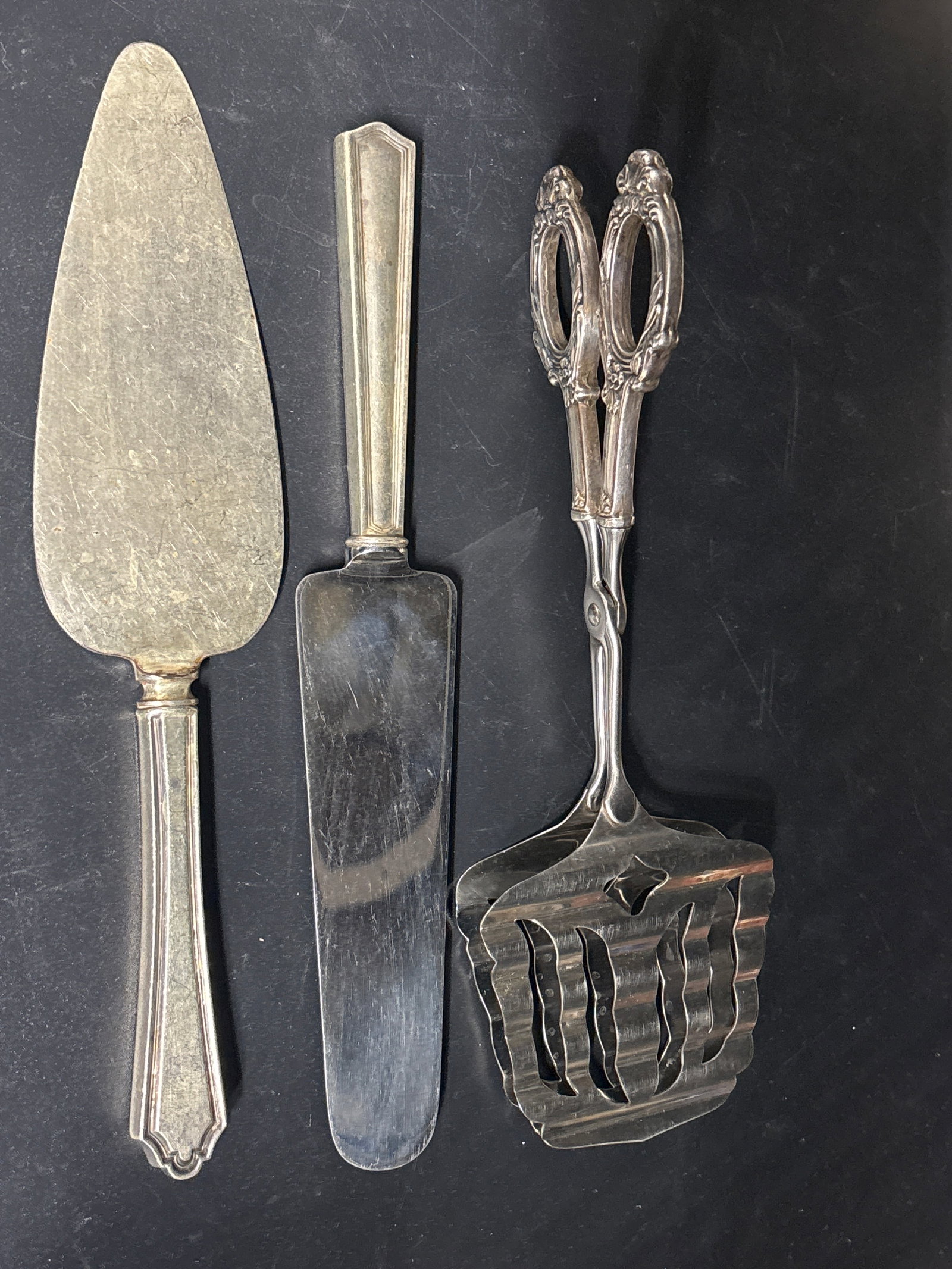 Two Sterling handled serving knives& Webster sterling silver handle pastry or cake tongs (1 of 7)