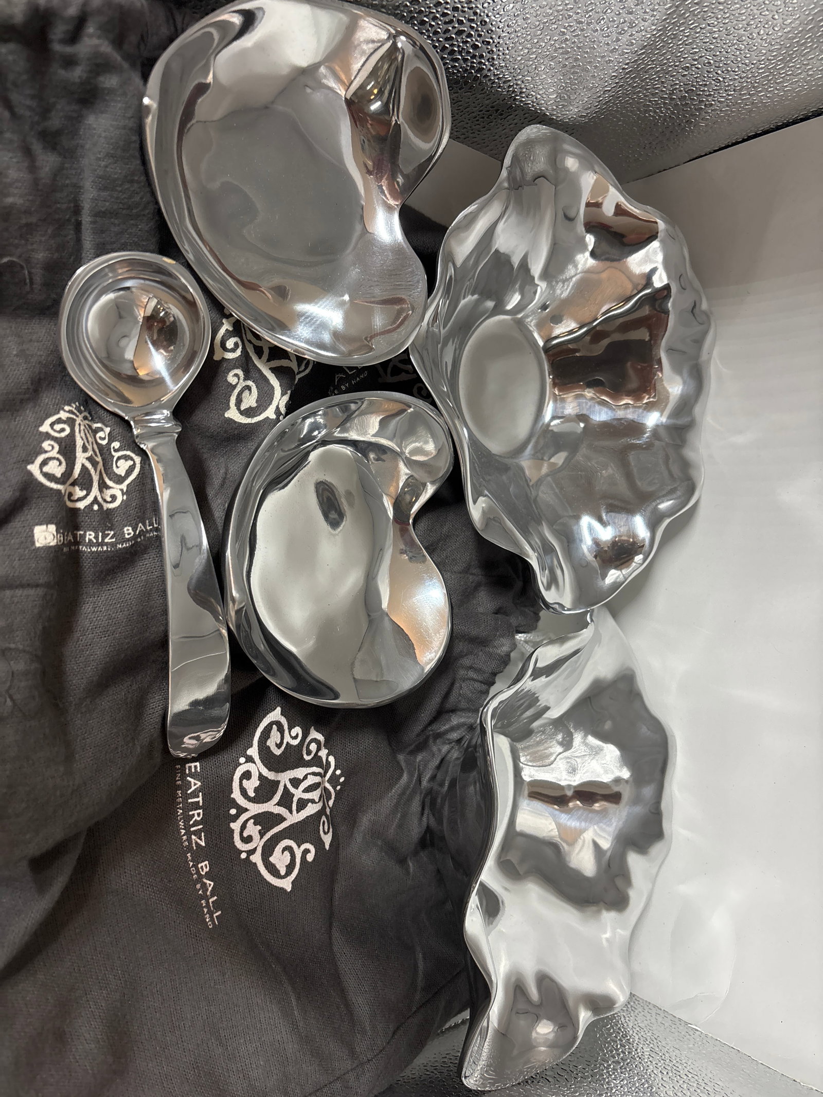 Five Beatriz Ball company "btnero corazon roto‘ artistic heart items: Beatriz Ball company "btnero corazon roto," translates from Spanish to English as "broken heart". This likely refers to the piece's abstract, heart-inspired artistic form rather than a literal damage 