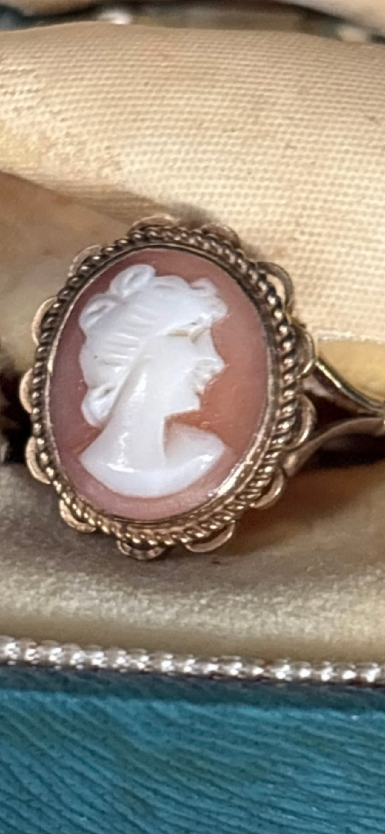 Art Deco era English hallmarked 9 k yellow gold carved shell cameo ring: Art Deco era English hallmarked 9 k yellow gold carved shell cameo ring. Nice portrait of an Art Deco style lady. In original box.