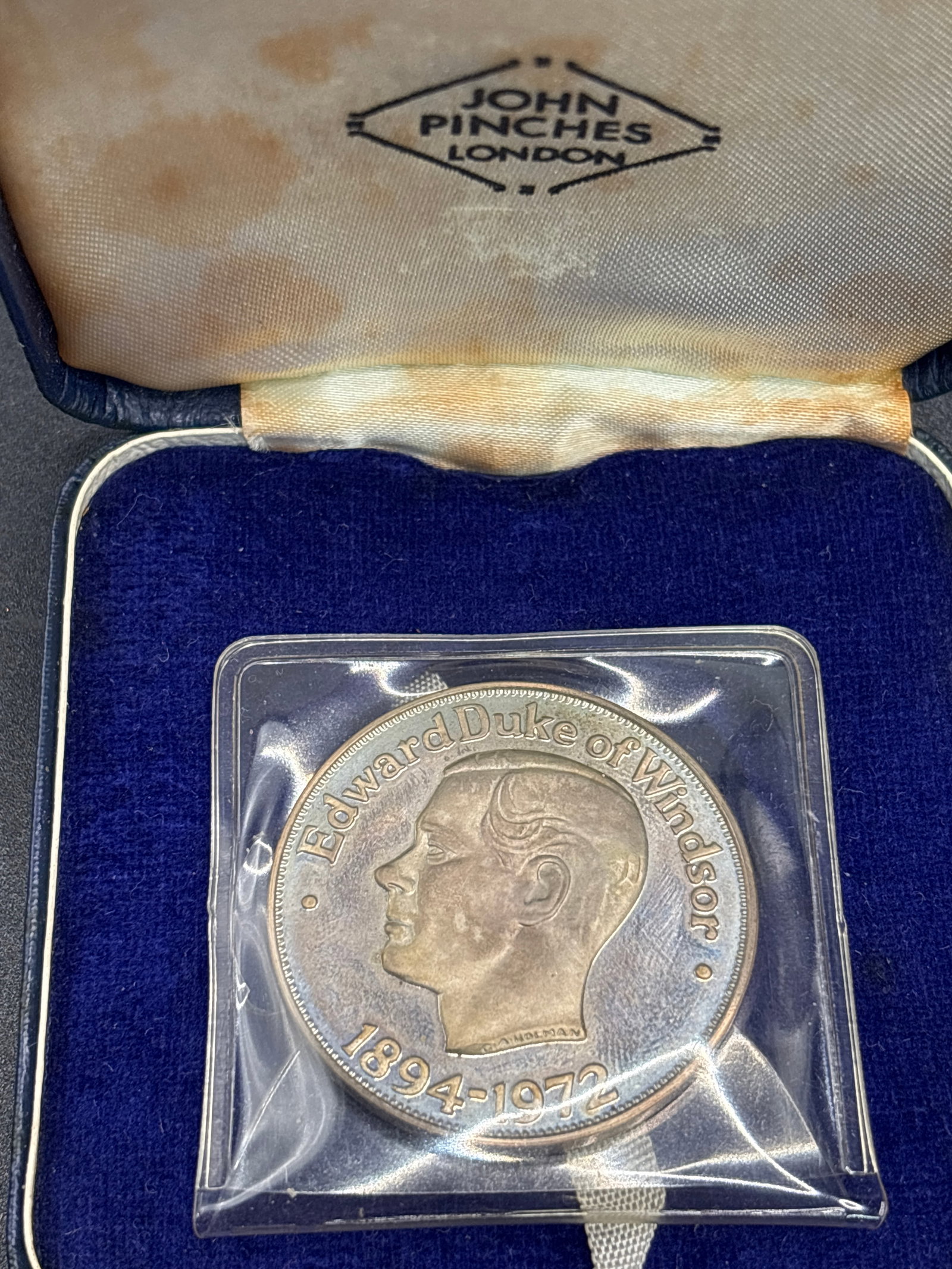 27 grams .925 silver 1972 medal commemorating the life of Edward, Duke of Windsor: 1972 silver proof memorial medal commemorating the life of Edward, Duke of Windsor (formerly King Edward VIII), designed by G.A. Holman for John Pinches of London. Specifications: The medal typically