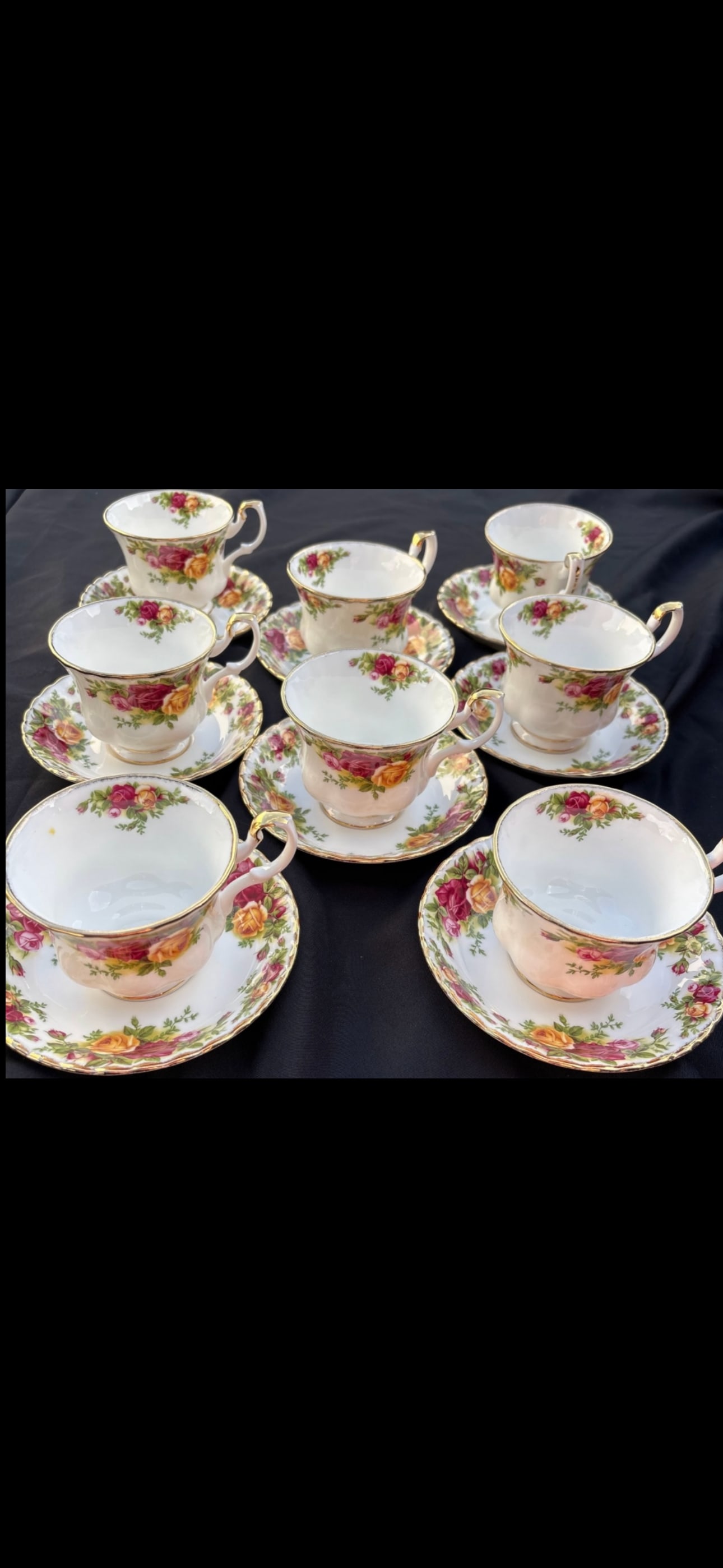 Set of eight Royal Albert Old Country Roses cups & saucers (1 of 1)
