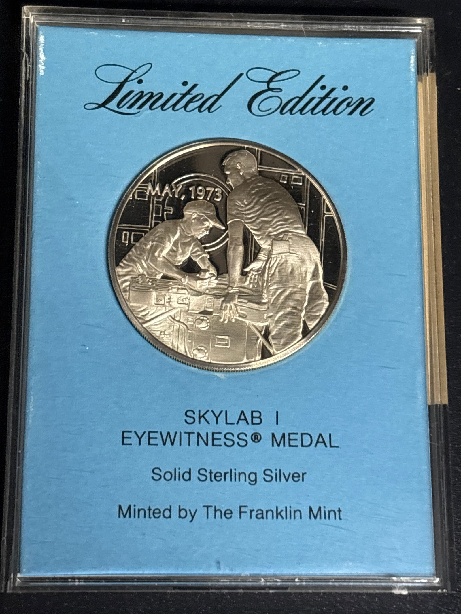 sterling silver 25 grams 1973 Skylab I Eyewitness Medal: 1973 Skylab I Eyewitness Medal minted by The Franklin Mint.Material: The medal is struck from solid sterling silver.Dimensions: It has a diameter of 39mm and weighs approximately 25 grams.Significance