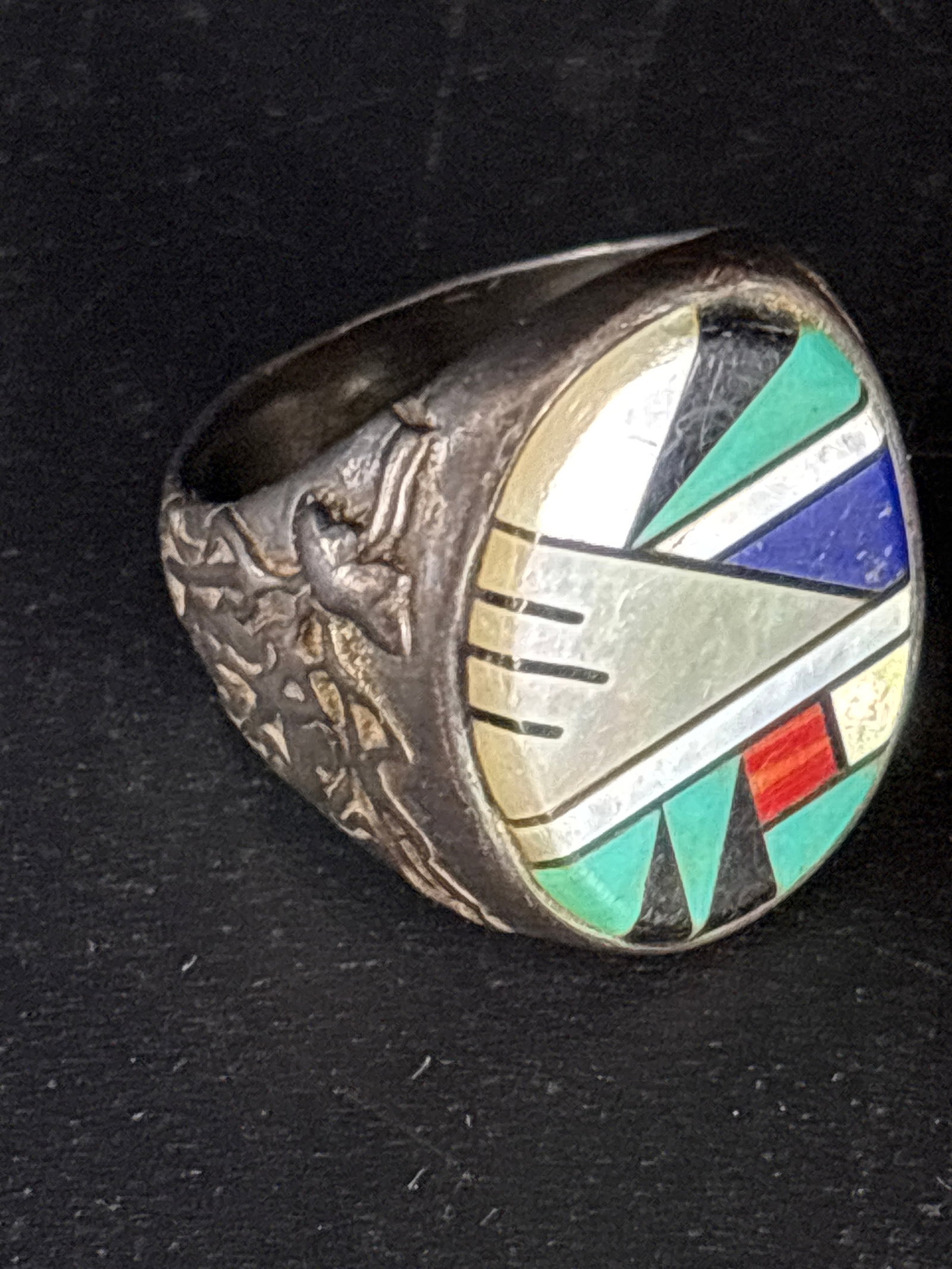 large 22grams vintage Native American sterling silver ring featuring Zuni-style multi-stone: large 22grams vintage Native American sterling silver piece featuring Zuni-style multi-stone geometric inlay.Materials: The mosaic inlay typically consists of natural turquoise, black jet, white mothe