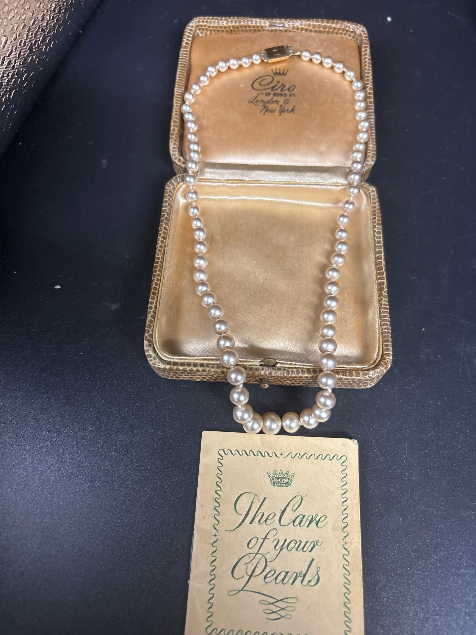 1920 era flapper girl 10 ct yellow gold clasp Ciro of London faux pearl necklace: vintage Ciro of London faux pearl necklace featuring a graduated strand design.The necklace is housed in its original branded box, which is marked "Ciro: London & New York".These vintage sets include 