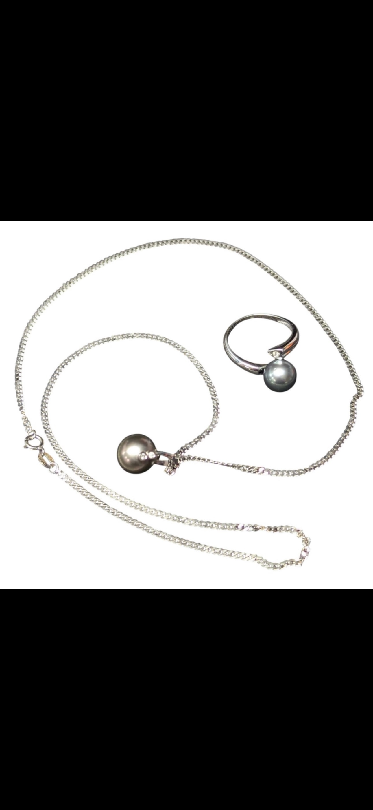 8.25 grams 9 k gold; Two piece 9k white gold Tahitian Pearl & SI Diamond Set: 8.25 grams 9 k gold; Two piece 9k white gold Tahitian Pearl & SI Diamond ring, marked 375, size P, 2.79g, certificate; a 9k white gold Tahitian Pearl & SI Diamond pendant, 5.46g, certificate, boxed