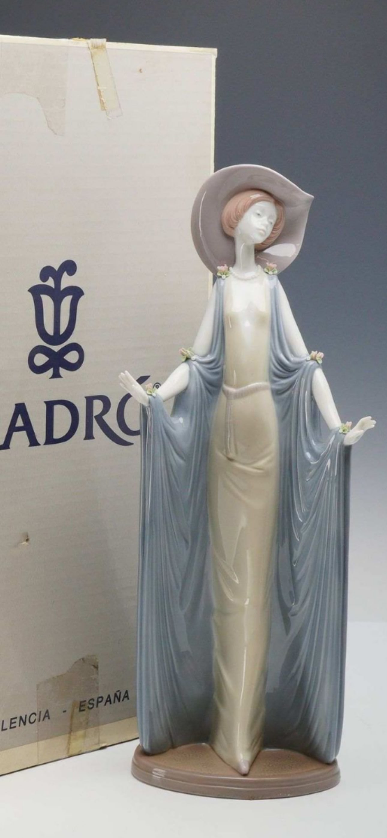Vintage Lladro Spanish porcelain 14.75 inch figurine 1428, Afternoon Tea: Lladro porcelain figurine 1428, Afternoon Tea, also known as Dama Montecarlo. This glazed polychrome porcelain figure depicts an elegant woman in a slender Art Deco pose, wearing a pale cream-colored