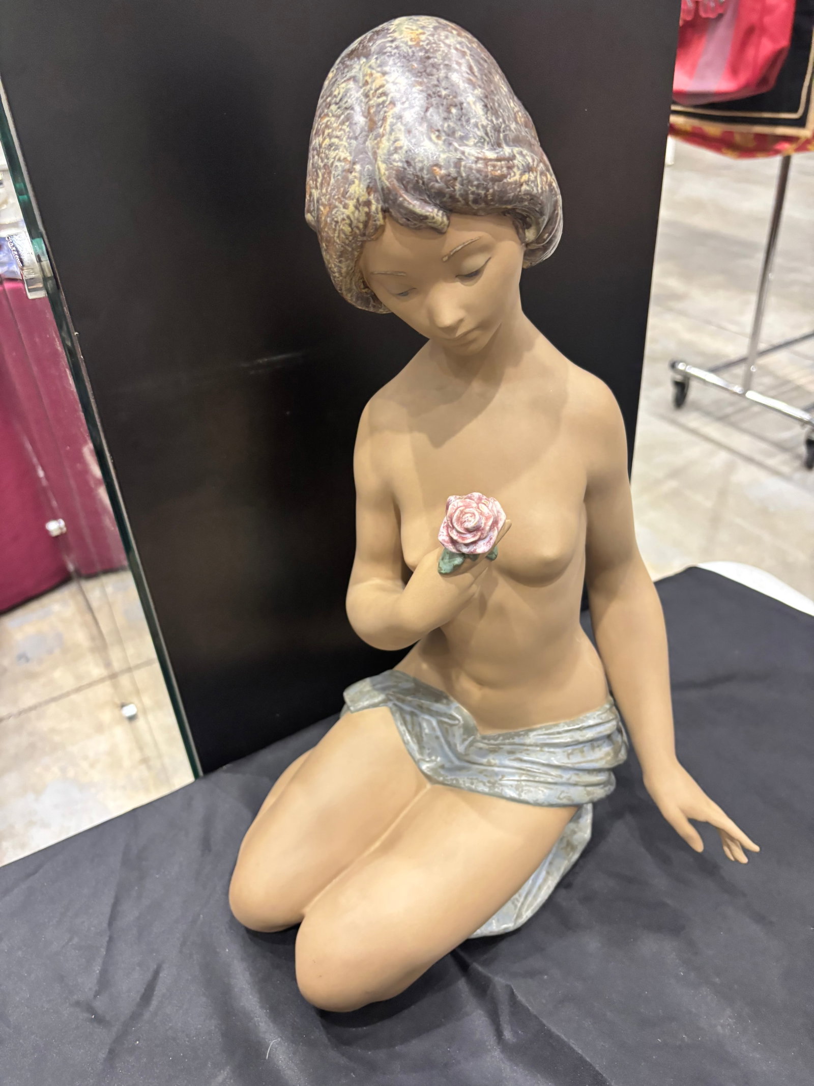 RARE Big 19inch Lladró figurine, model 13517 titled "Nude with Rose’: Please be aware of shipping costs due to size.Lladro adró figurine, model 13517 titled "Nude with Rose," features a distinctive matte gres finish.Manufacturer: Lladró (Spain).Sculptor: Salvador Deb�