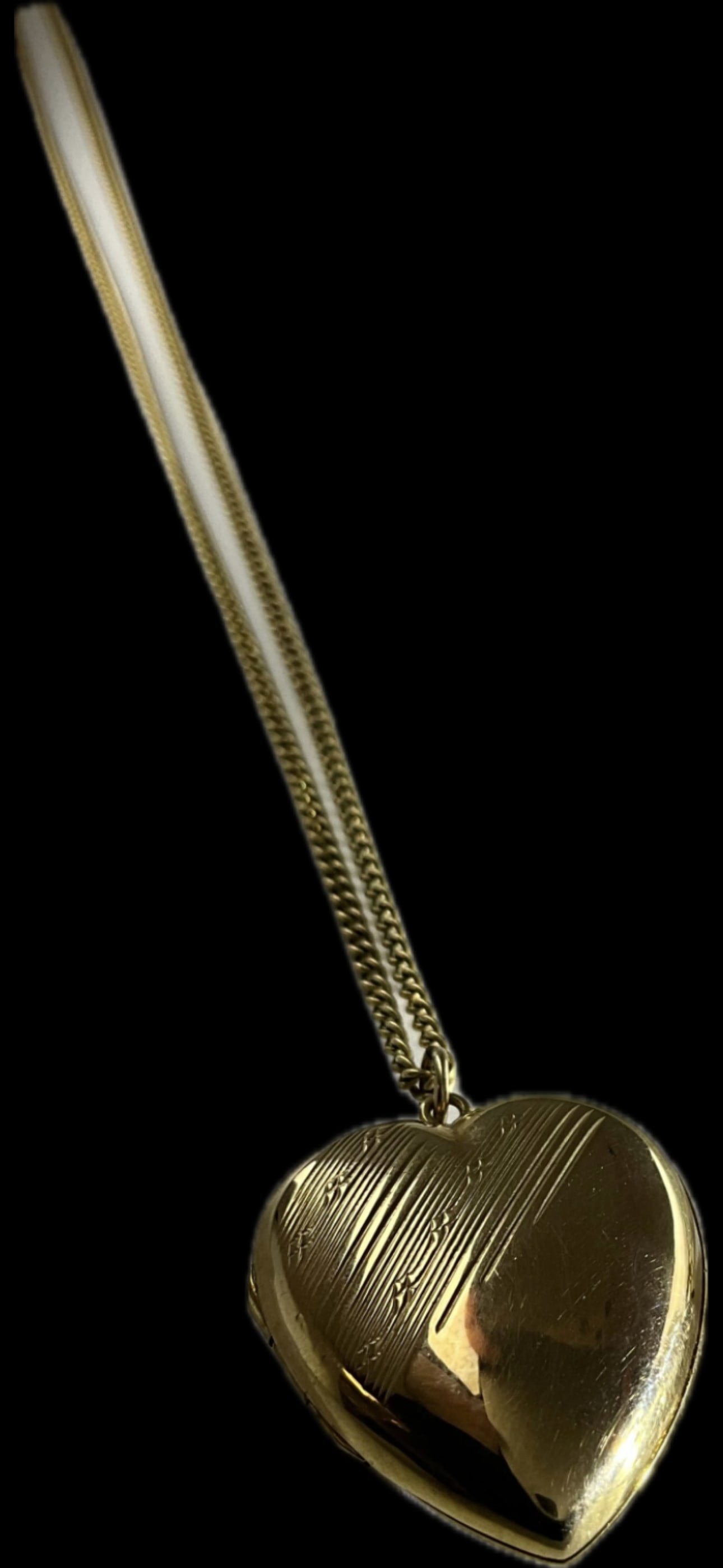 English 9 k gold (375) hallmarked patterned heart shaped Locket w/chain (1 of 4)