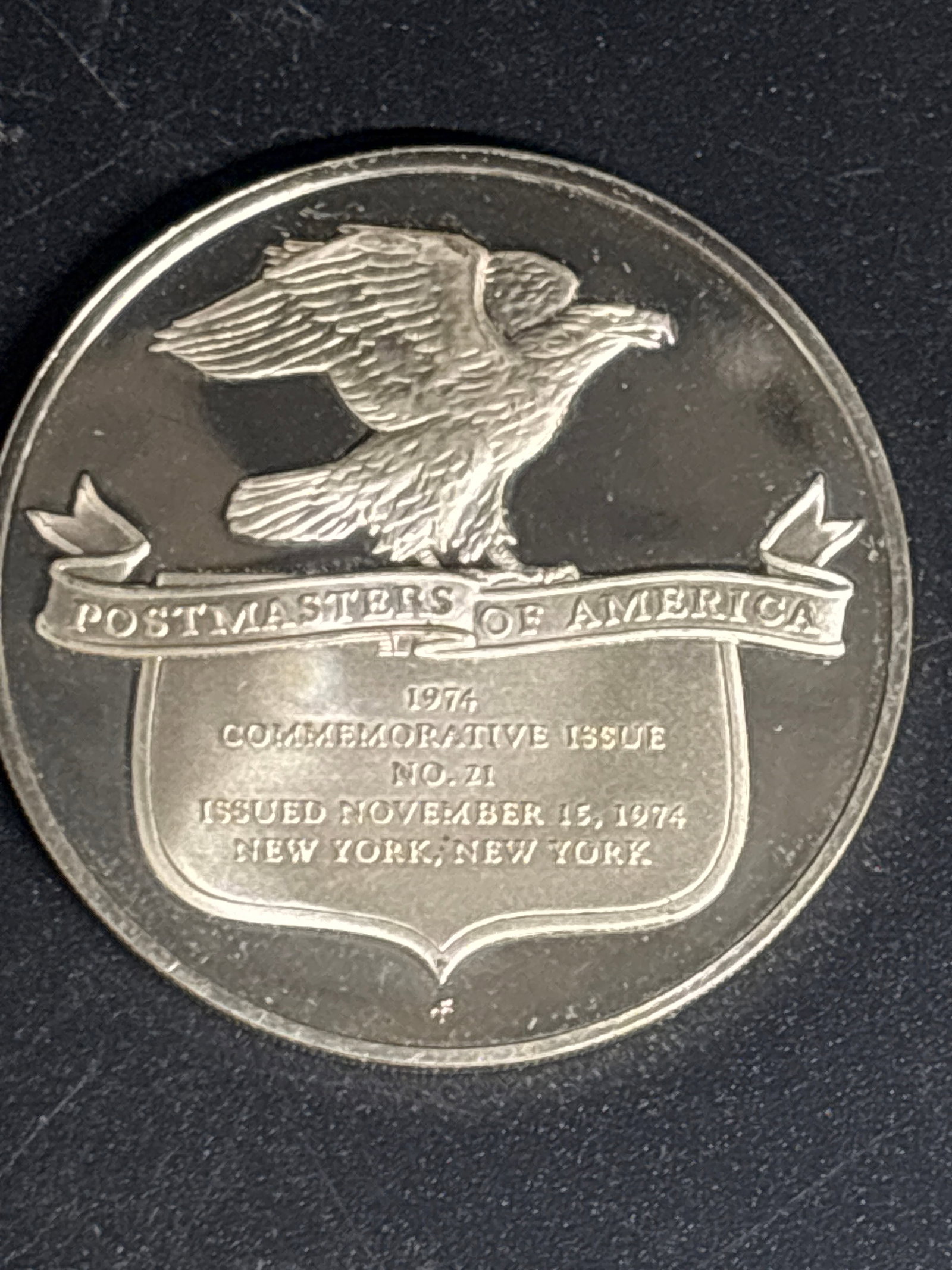 22.57 grams .925 Silver 1973 Postmasters of America commemorative medal: 1973 Postmasters of America commemorative medal produced by the Franklin Mint.It is struck in .925 sterling silver and has an approximate actual precious metal weight of 22.57 grams.The medal features