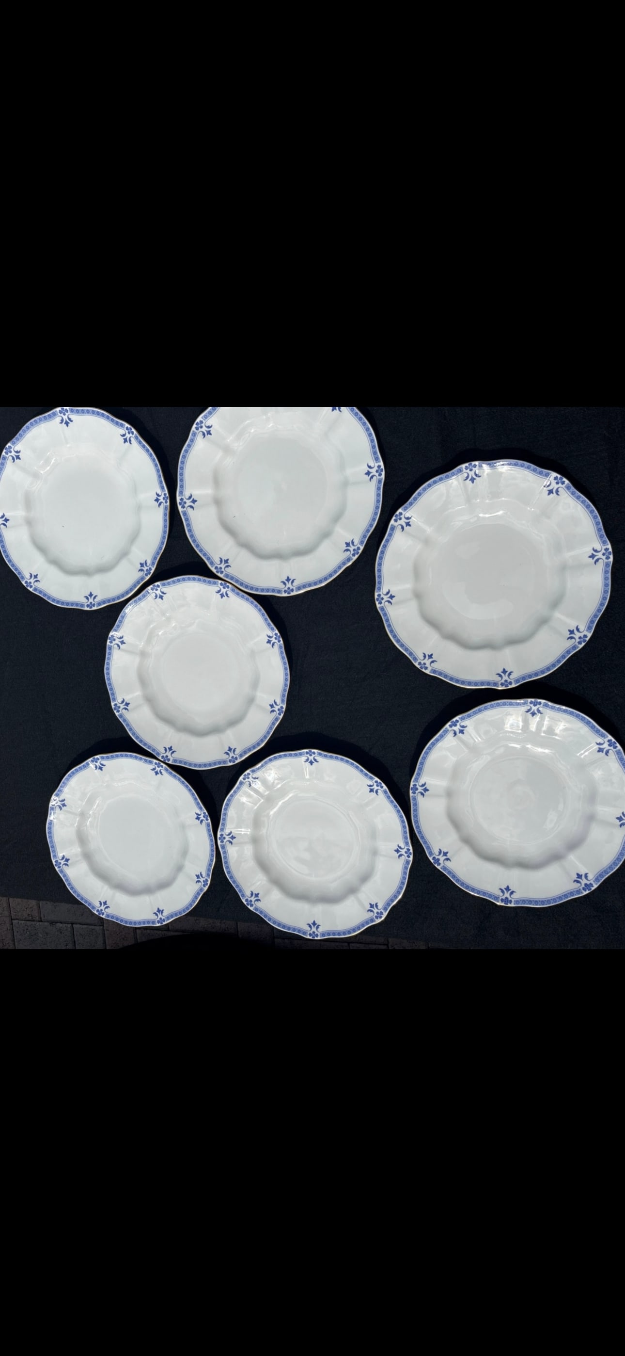 Set of seven Royal Crown Derby "Grenville" A.1303 pattern 10&1/2 inch dinner plates: Set of seven Royal Crown Derby "Grenville" A.1303 pattern 10&1/2 inch dinner plates, a classic English fine bone china design.The pattern is characterized by its Surrey shape with scalloped edges, fea