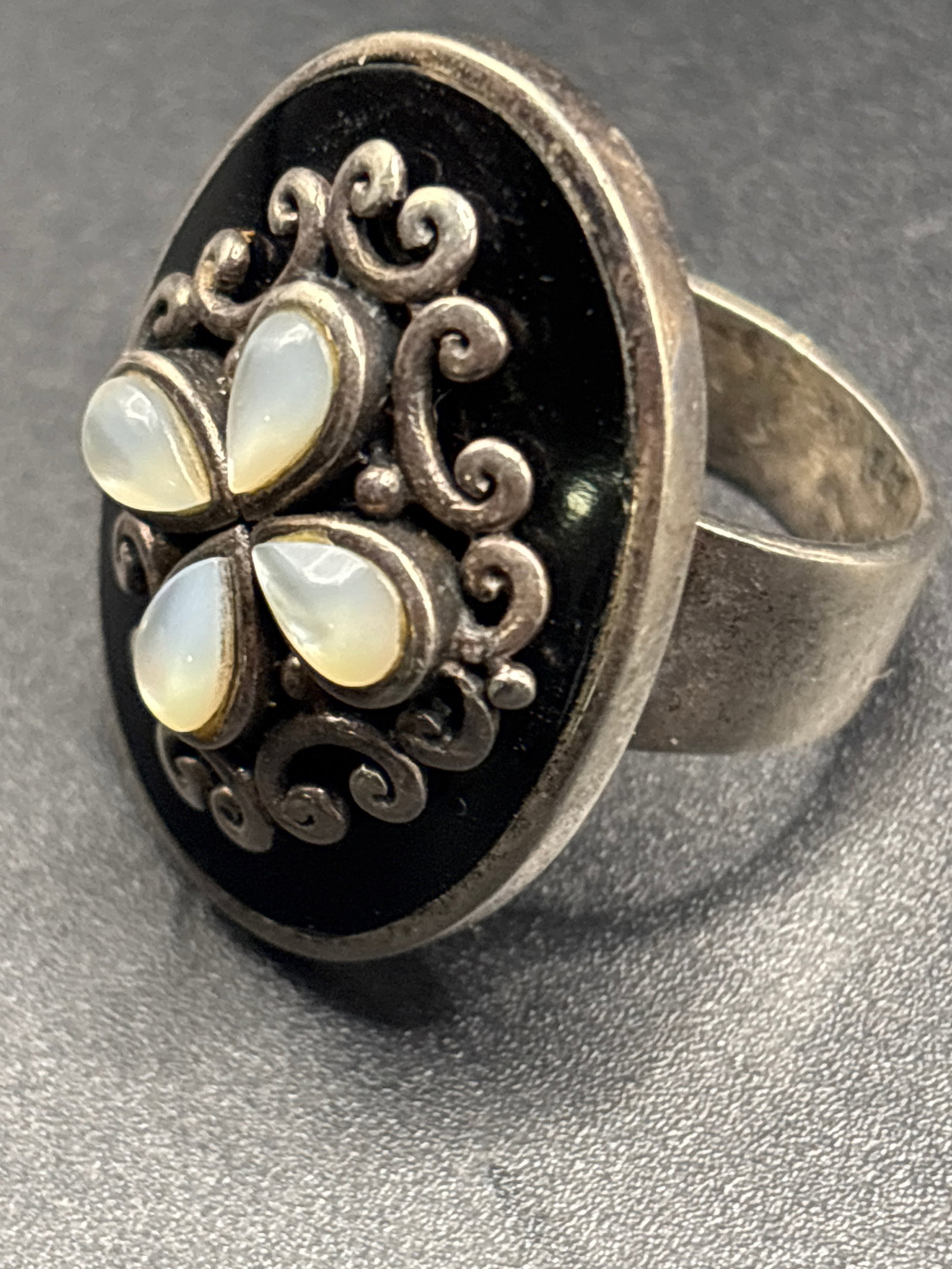 sterling silver black & mother of pearl design Ring: sterling silver ring features a distinctive black and white mother-of-pearl mosaic design.Material: Sterling silver.Design: Oval-shaped with a black background and a four-leaf floral motif made of whi