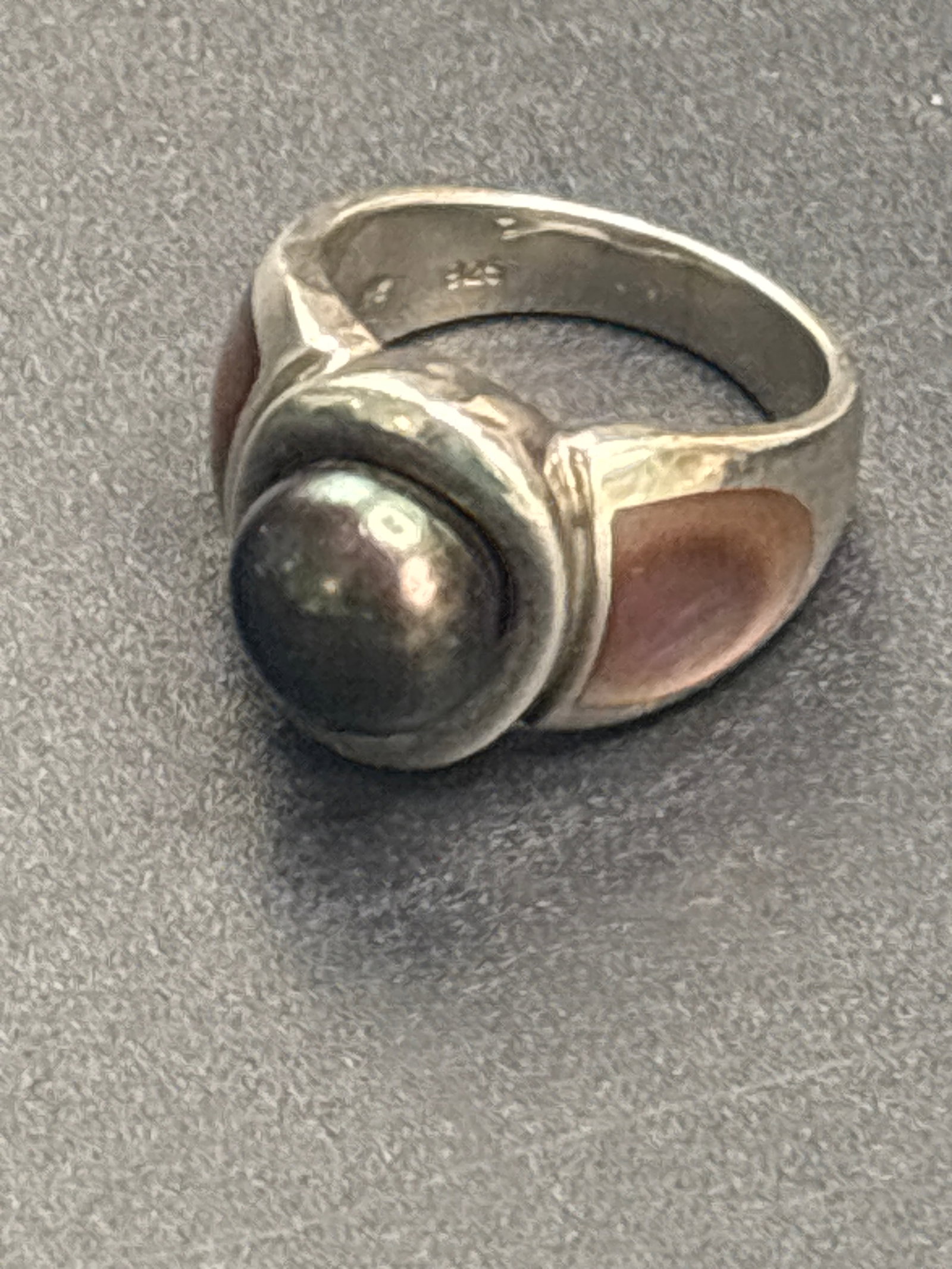 vintage sterling silver dark pearl & abalone set ring: sterling silver ring featuring a dark pearl, similar in style to designs by Georg Jensen.Materials: The ring is likely constructed from sterling silver, indicated by "925" markings often found on such