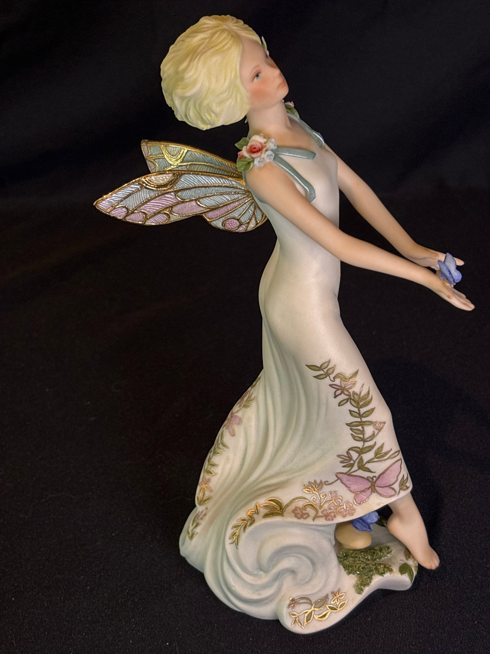 fine porcelain sculpture is "Queen Titania 10.5 inch sculpture: fine porcelain sculpture is "Queen Titania", a retired figurine created by the American porcelain company Cybis.About the FigurineCharacter: Titania, the Queen of the Fairies from William Shakespeare'