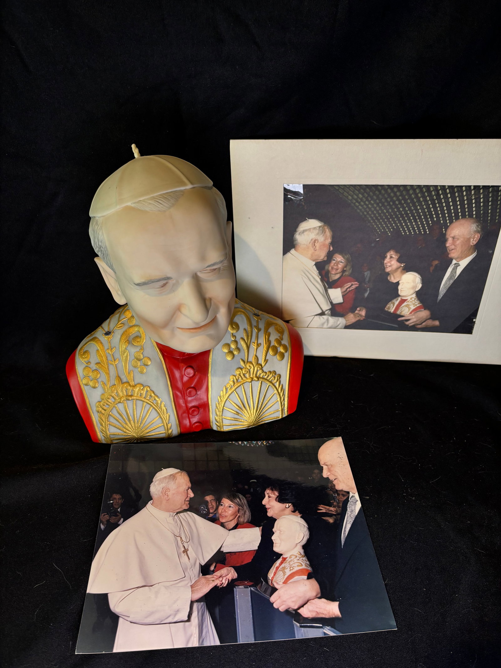 commemorative porcelain bust of Pope John Paul II: commemorative porcelain bust of Pope John Paul II produced by the Cybis Porcelain Studio.Subject: A portrait bust depicting Pope John Paul II wearing the traditional zucchetto (white skullcap) and pap