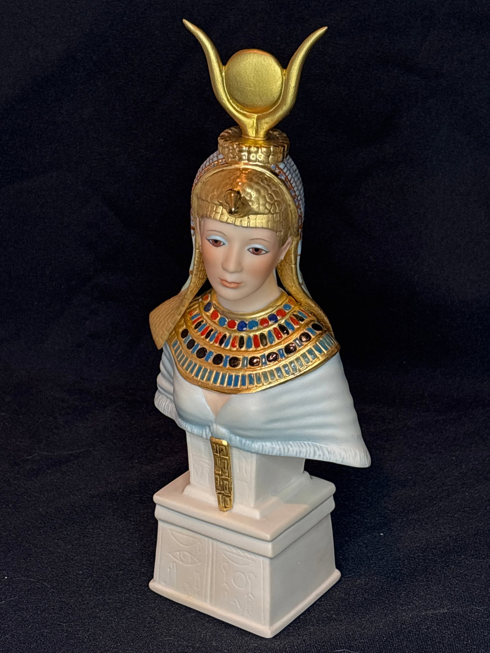 Gorgeous Limited edition Cybis porcelain Cleopatra 9.5 inch Bust: limited-edition porcelain Cleopatra Bust manufactured by the renowned Cybis Porcelain studio. Introduced in 1989 as part of the studio's 50th Anniversary celebration.Limited Edition: Only 1,000 sculpt