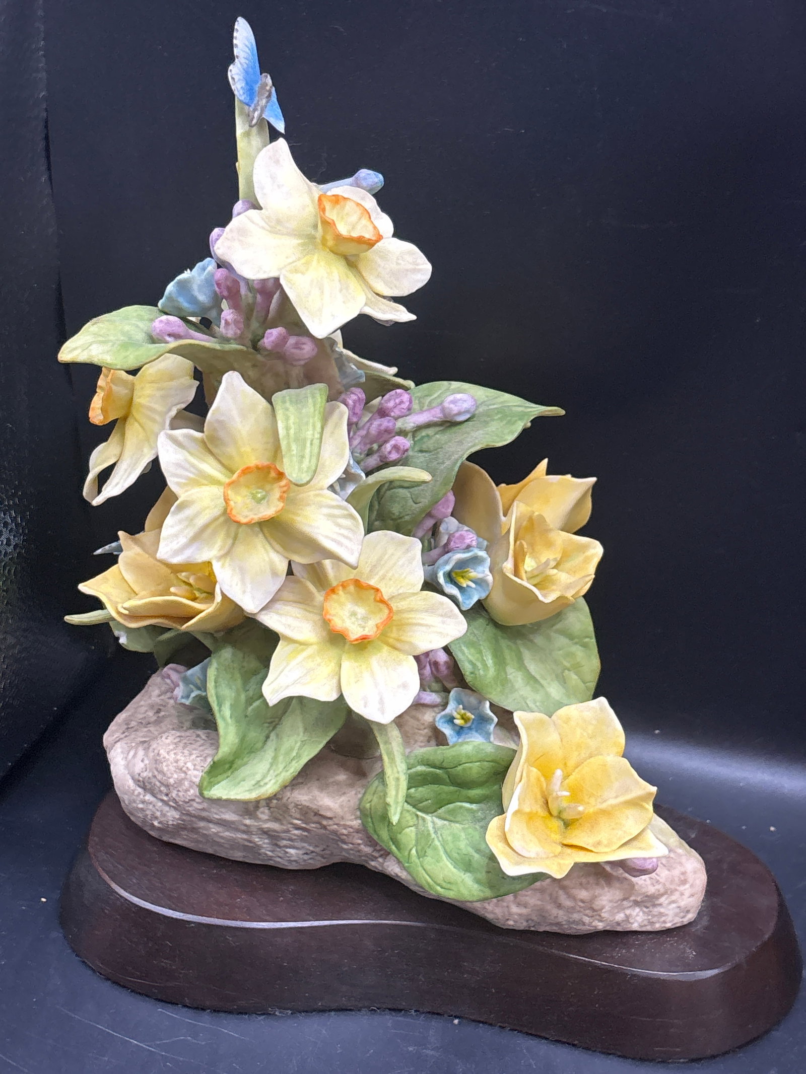 Wing broken but with it"Spring Bouquet": Wing end broken but with it"Spring Bouquet" design by Cybis Porcelain.DetailsMaterial: Hand-painted porcelain bisque.Features: Yellow daffodil flowers, green leaves, and a small blue butterfly perched