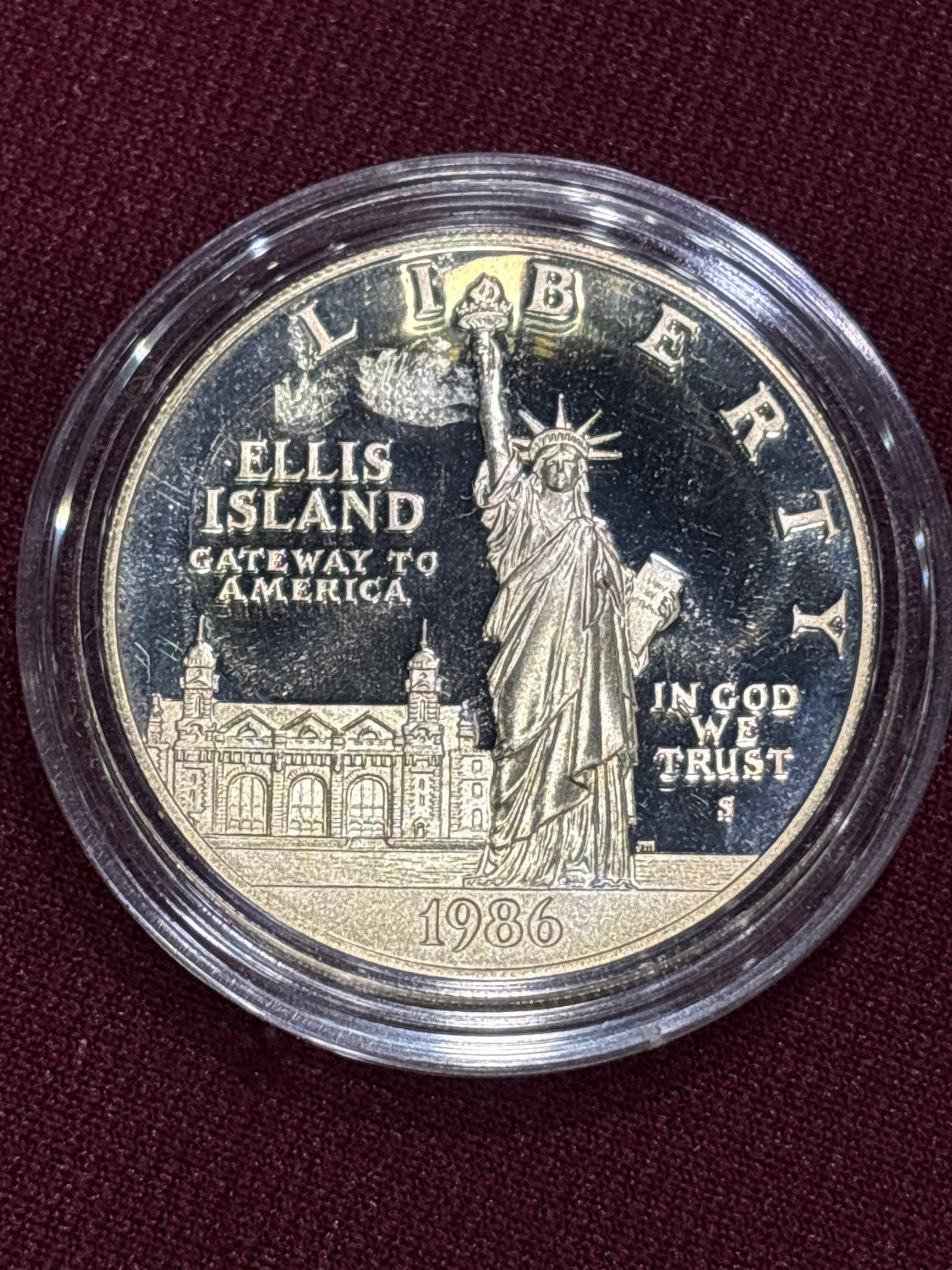 . 77341 Troy Ounce silver U.S. Statue of Liberty Centennial Commemorative Silver Dollar: 1986 U.S. Statue of Liberty Centennial Commemorative Silver Dollar.Key Features & SpecificationsDesign: The reverse side features the Statue of Liberty's hand holding a lit torch along with the iconic
