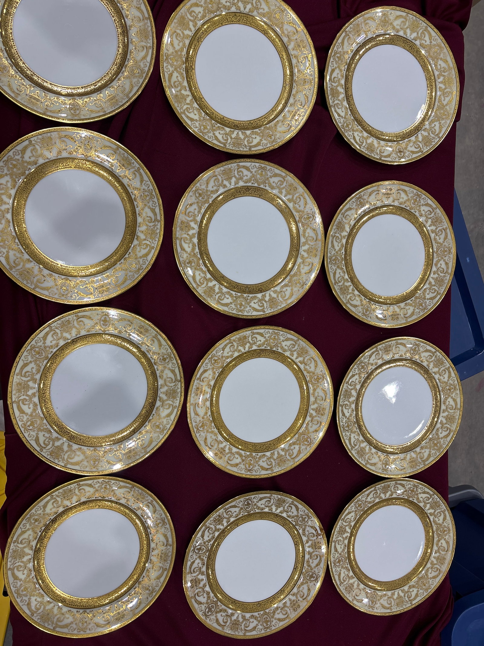 Fantastic set of twelve Au Vase Étrusque 9&3/4 inch plates: Fantastic set of twelve Au Vase Étrusque, (as "At the Etruscan Vase") a porcelain shop located on Boulevard Malesherbes in Paris.The shop was active in the early 20th century, particularly around the