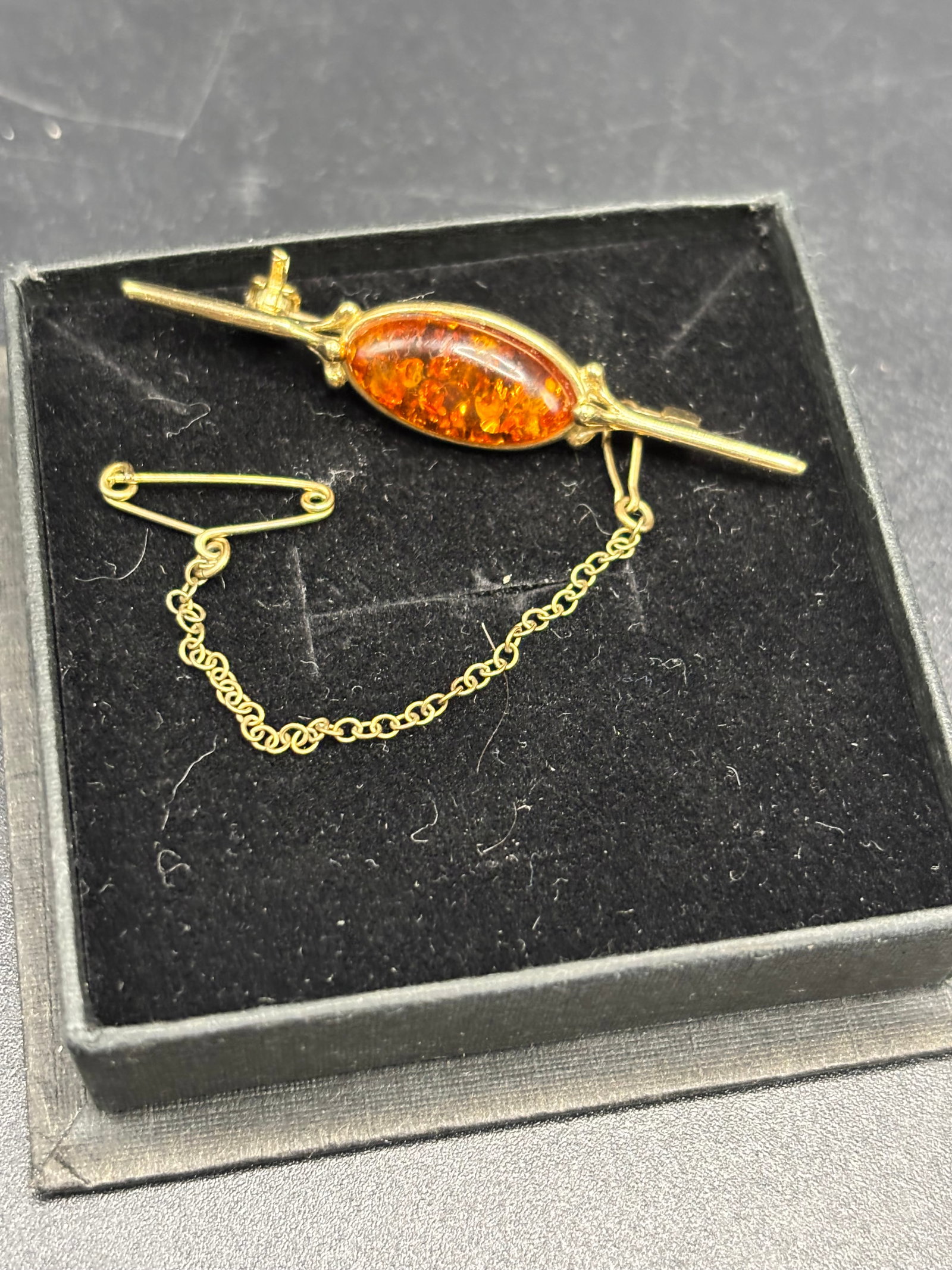 3.07 grams vintage English 9k yellow gold Baltic amber bar brooch: 3.07 grams vintage 9k gold Baltic amber bar brooch, a classic piece of mid-century jewelry.Key Features of Your BroochMaterial: Crafted from 9-karat (9k) yellow gold, a purity commonly used in vintage