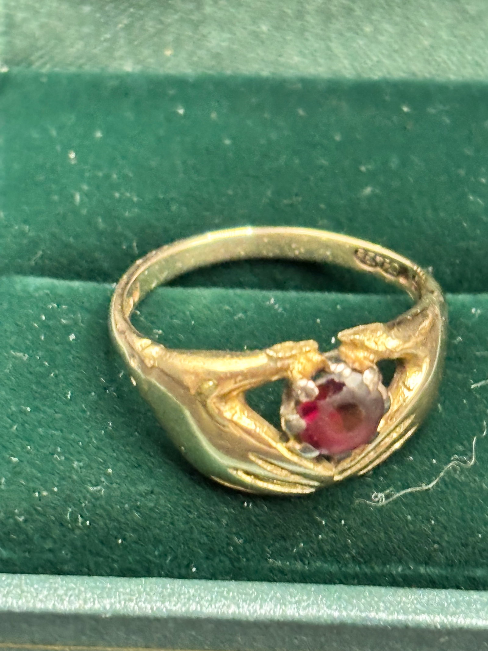 4.2 grams 9 k yellow gold Claddagh ring with ruby stone (1 of 5)