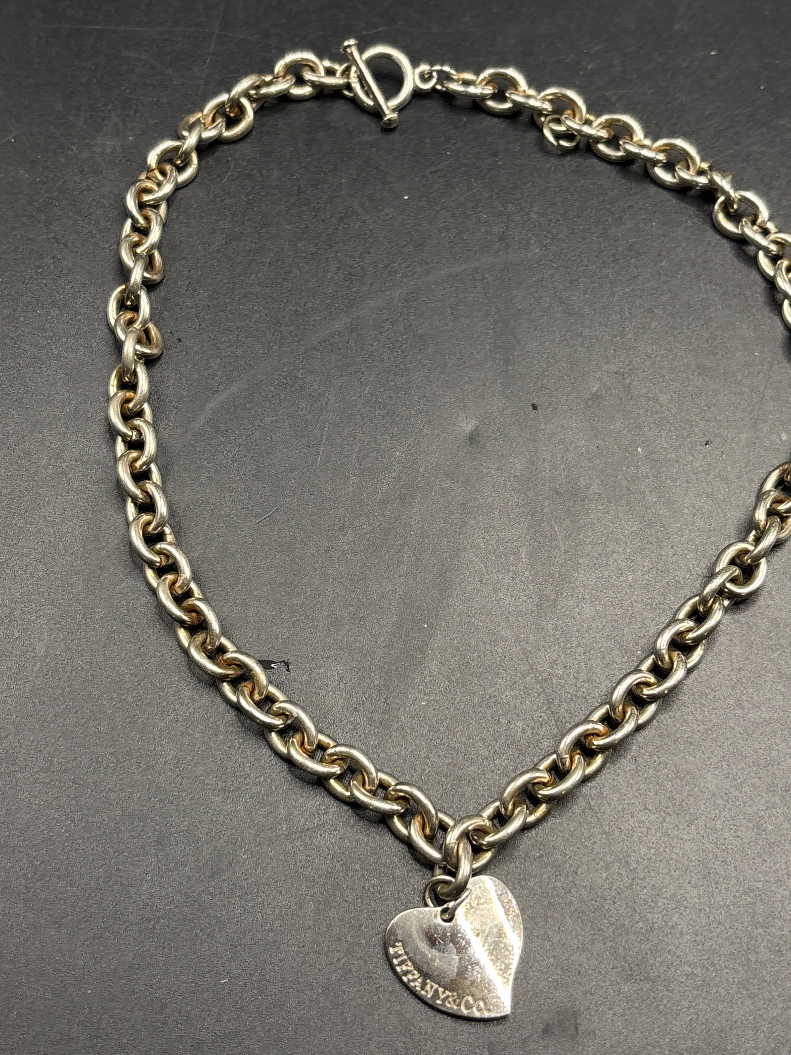 66 grams Sterling Tiffany & Co. Return to Tiffany® heart tag toggle necklace: Tiffany & Co. Return to Tiffany® heart tag toggle necklace made of sterling silver. 18 inches. The piece features a bold chain link design with a toggle closure and a dangling heart charm.It