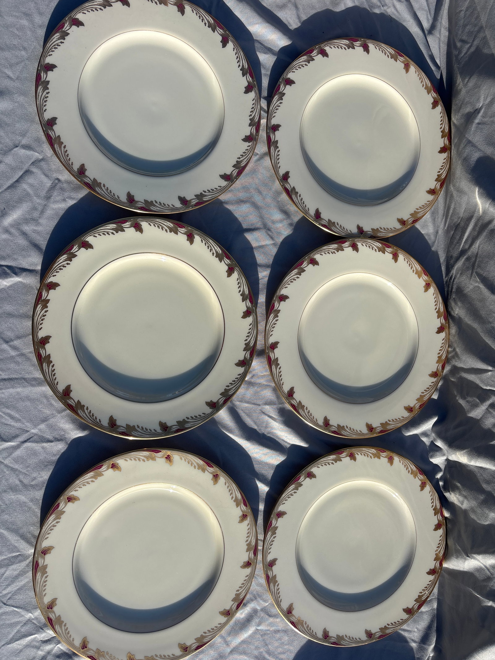 Set of six Lenox Essex Maroon (Smooth) 10&1/4 inch Dinner Plates: Set of six Lenox Essex Maroon (Smooth) 10&1/4 inch Dinner Plates. This vintage fine china pattern was manufactured in the United States and features an elegant ivory translucent body, a smooth gold-tr