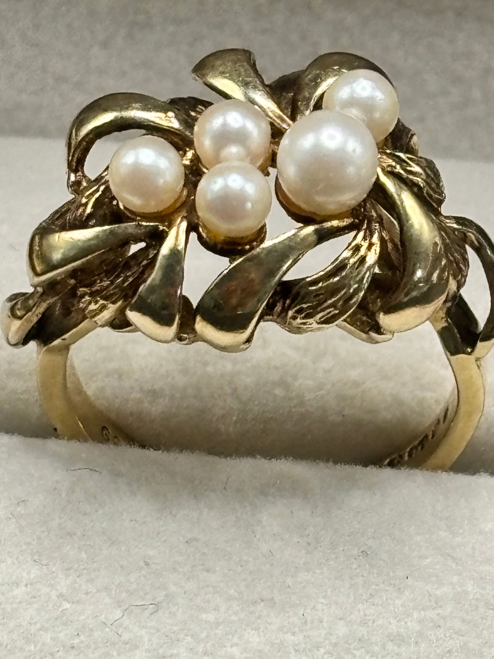 4.35 grams 9 k yellow gold vintage pearl cluster cocktail Ring: 4.35 grams 9 k yellow gold vintage pearl cluster cocktail ring, typically originating from British jewelry makers of the mid-to-late 20th century.Key CharacteristicsThe Setting: It features an intrica