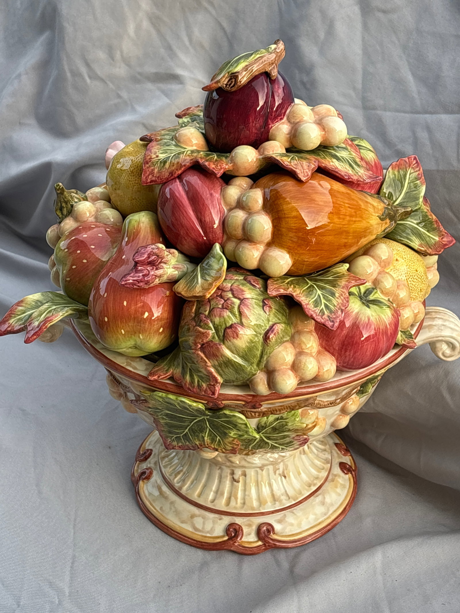 Fitz & Floyd ‘Venetian Romance’ vintage ceramic soup tureen w/lid: Very large…be aware of shipping. vintage ceramic soup tureen with a lid from the highly collectible "Venetian Romance" pattern created by the renowned tableware brand Fitz and Floyd..This elaborate