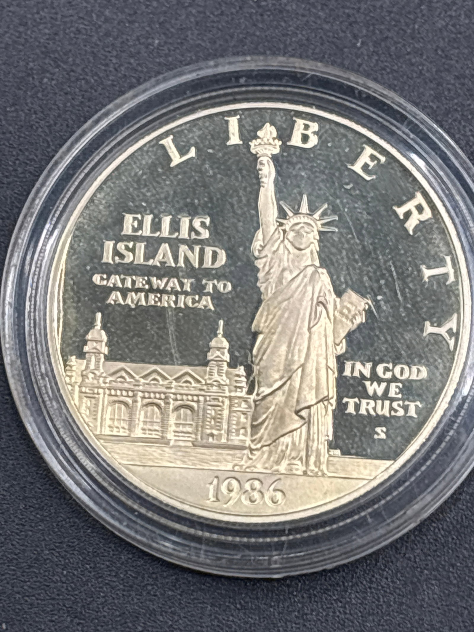 .7734 TO 90% silver 1986-S Statue of Liberty and Ellis Island commemorative silver dollar proof: 1986-S Statue of Liberty and Ellis Island commemorative silver dollar proof coin, sealed in a protective plastic capsule.Composition: 90% silver, 10% copper (0.7734 oz of pure silver weight)Design: