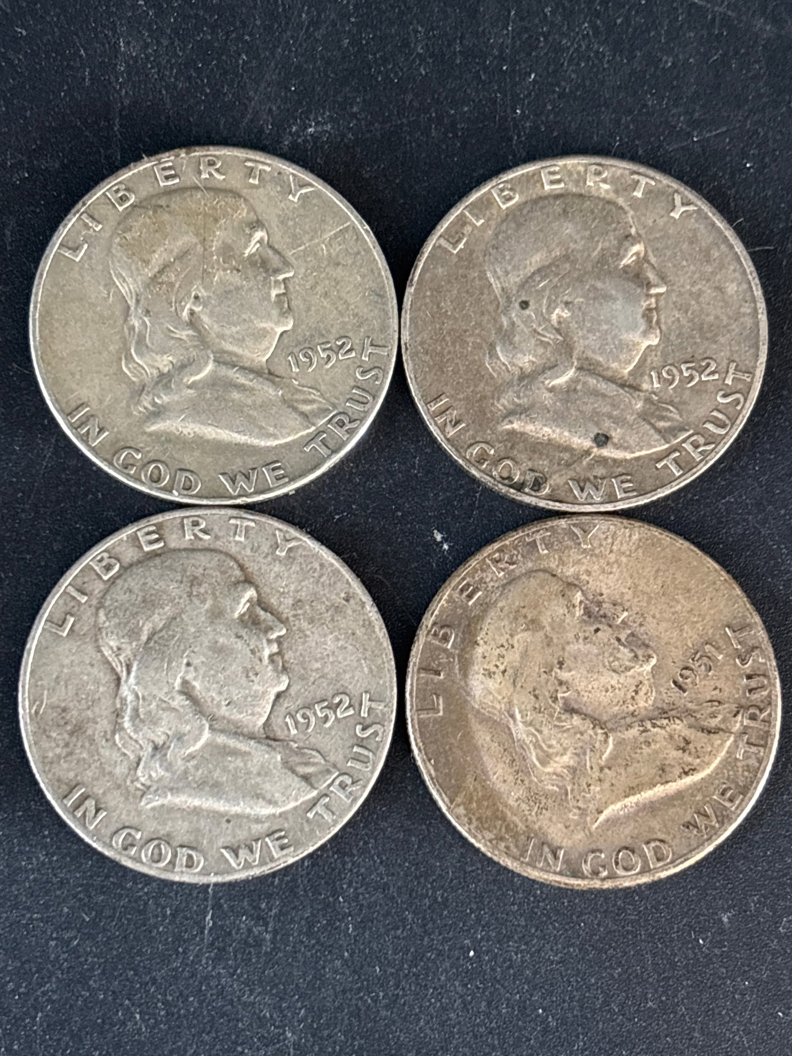 Four silver 1950’s US Franklin half dollars: Four 1950’s US Franklin half dollars composed of 90% silver, featuring the profile of Benjamin Franklin on the obverse.Composition: 90% silver, 10% copperWeight & Diameter: 12.5 grams, 30.6 mm each�